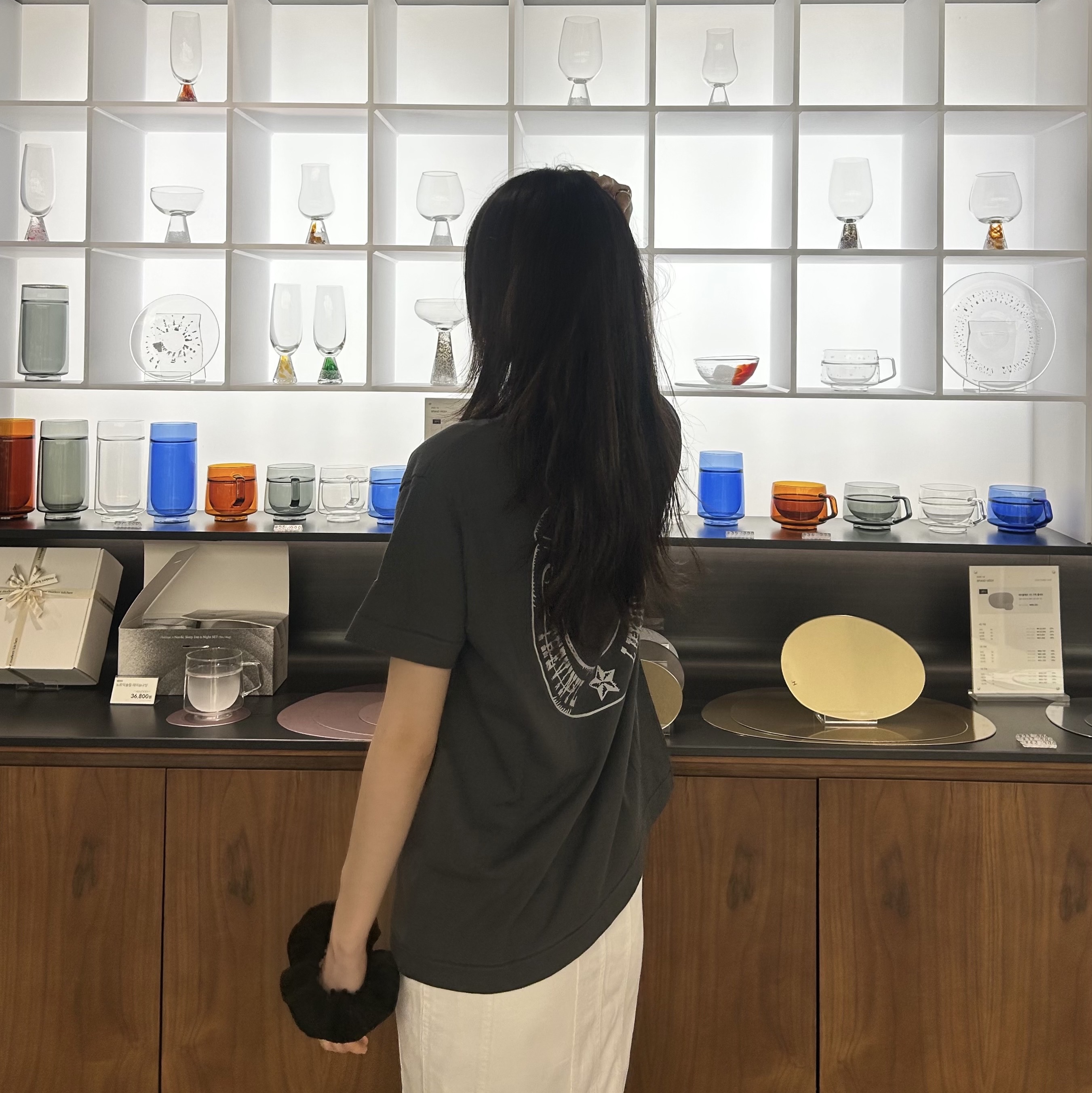 [KREAM 단독] Thevinylhouse Lucky House Tee Charcoal 착용 스타일 - 3