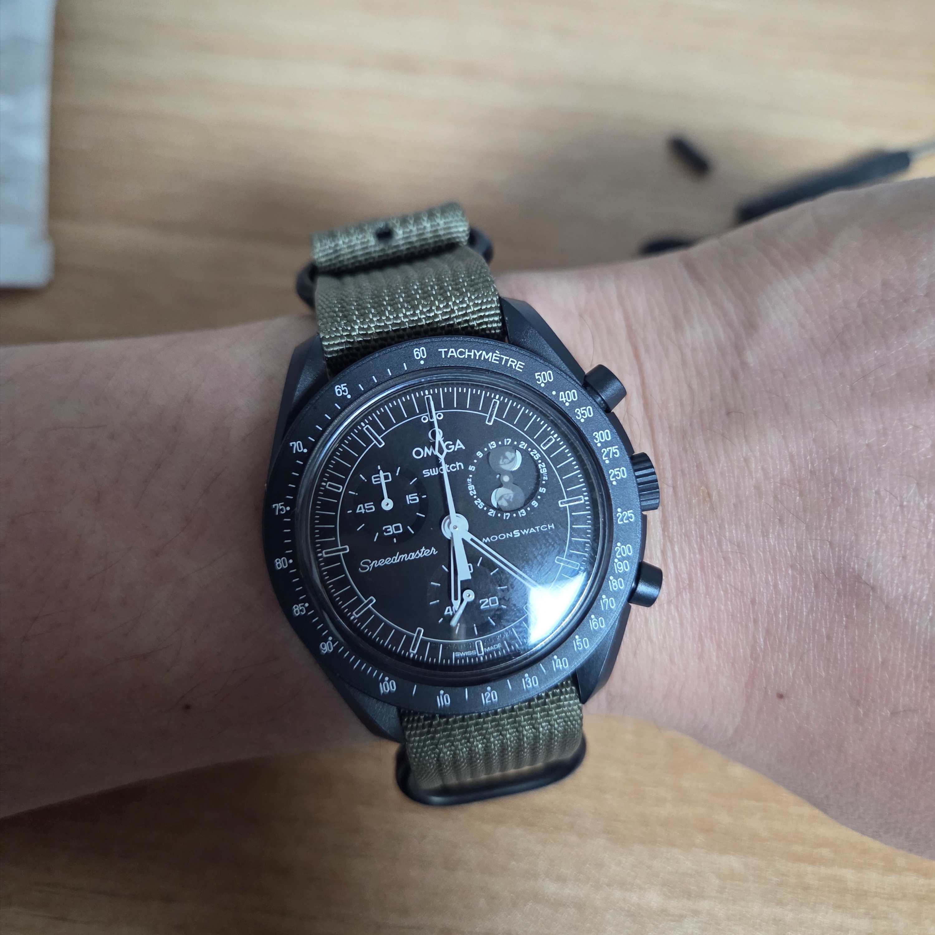 Swatch x Omega x Snoopy Bioceramic Moonswatch Mission To The Moonphase New Moon 착용 스타일