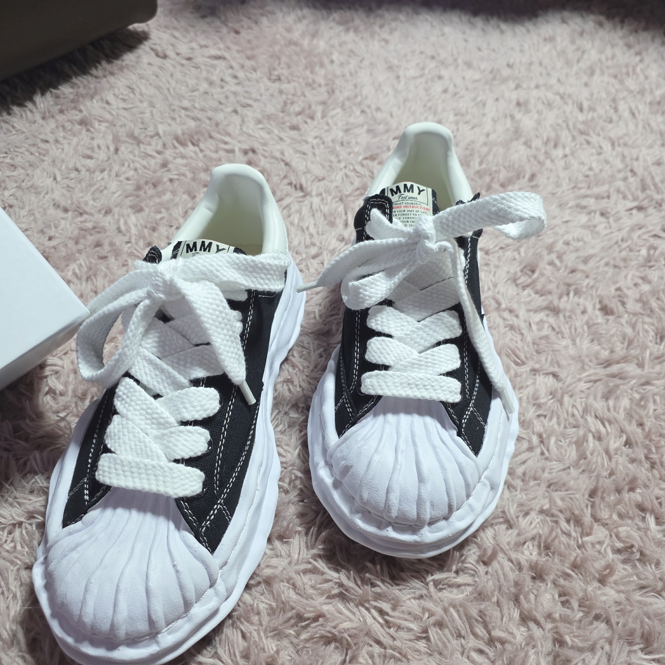 Maison Mihara Yasuhiro Peterson OG Sole Canvas Low Sneakers White, Maison Mihara Yasuhiro Blakey OG Sole Canvas Low-top Sneakers Black White 착용 스타일 - 4