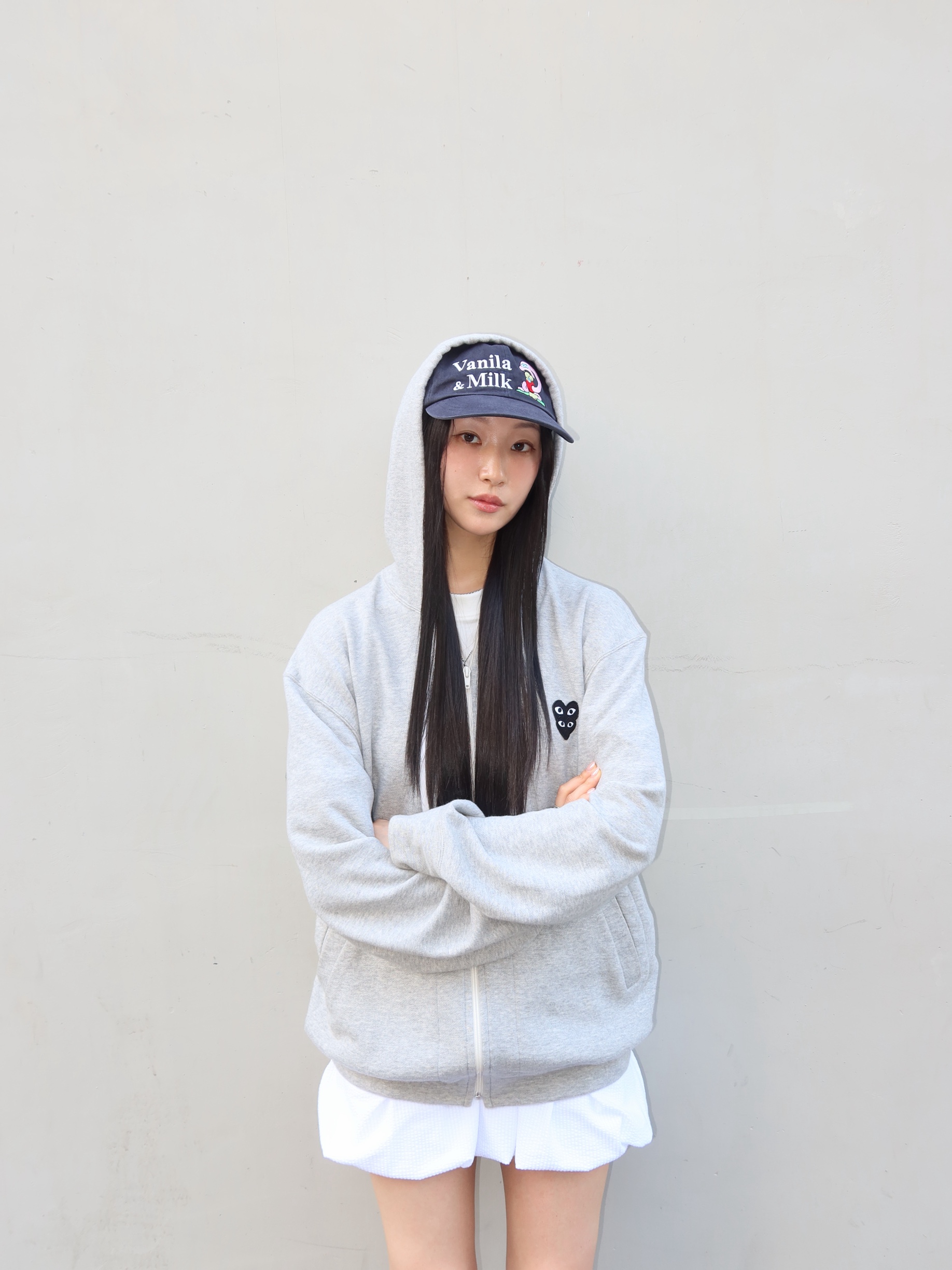 Play Comme des Garcons Double Eye Black Heart Zip Hooded Sweatshirt Grey 착용 스타일 - 1