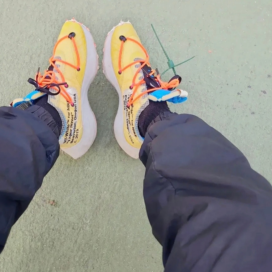 (W) Nike x Off-White Vapor Street Tour Yellow 착용 스타일 - 2