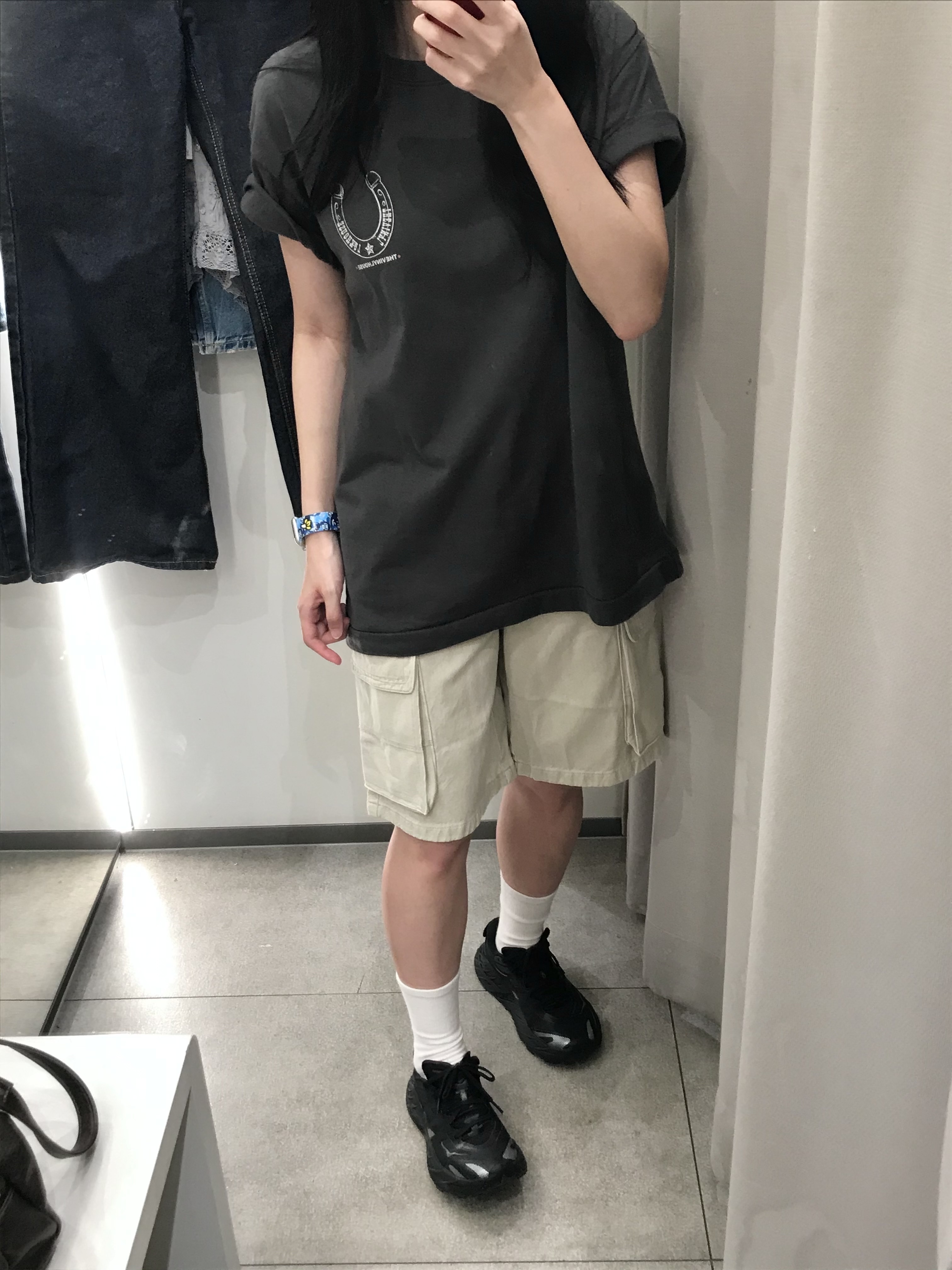 [KREAM 단독] Thevinylhouse Lucky House Tee Charcoal 착용 스타일 - 6