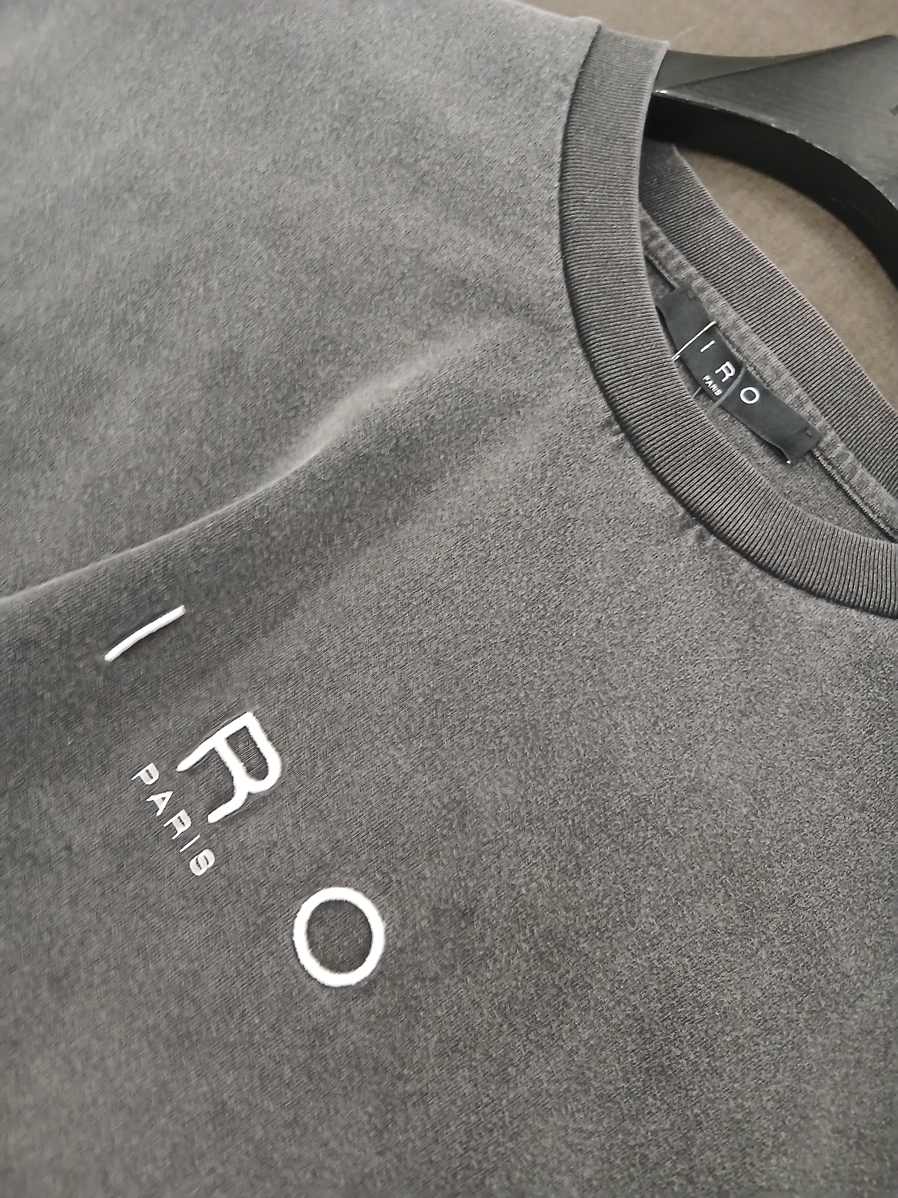 Iro Caris Pigment Washed Logo Long Sleeve T-Shirt Gray, Iro Caliopal Two-Pintuck Light Denim Short Pants Gray 착용 스타일 - 1