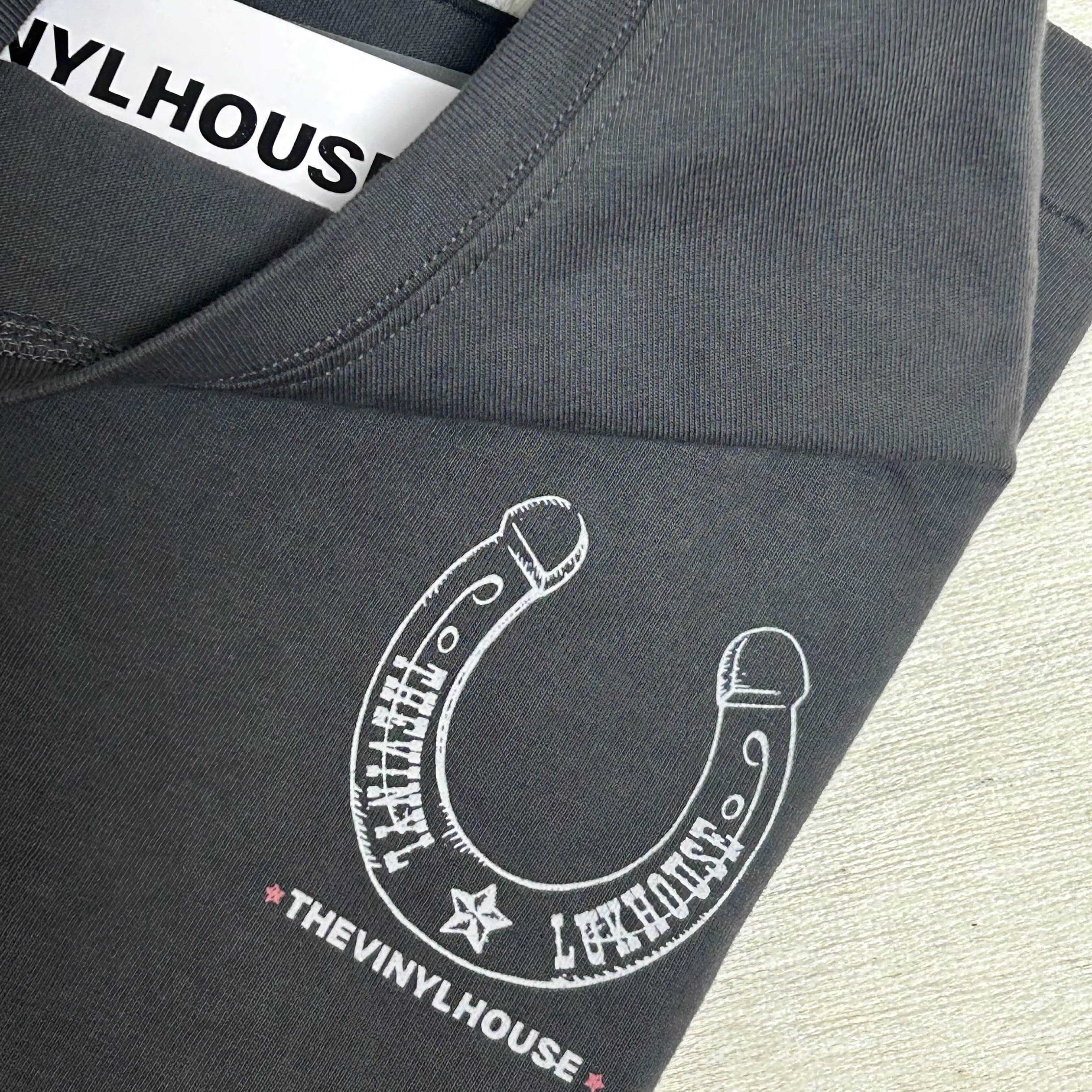 [KREAM 단독] Thevinylhouse Lucky House Tee Charcoal 착용 스타일 - 5