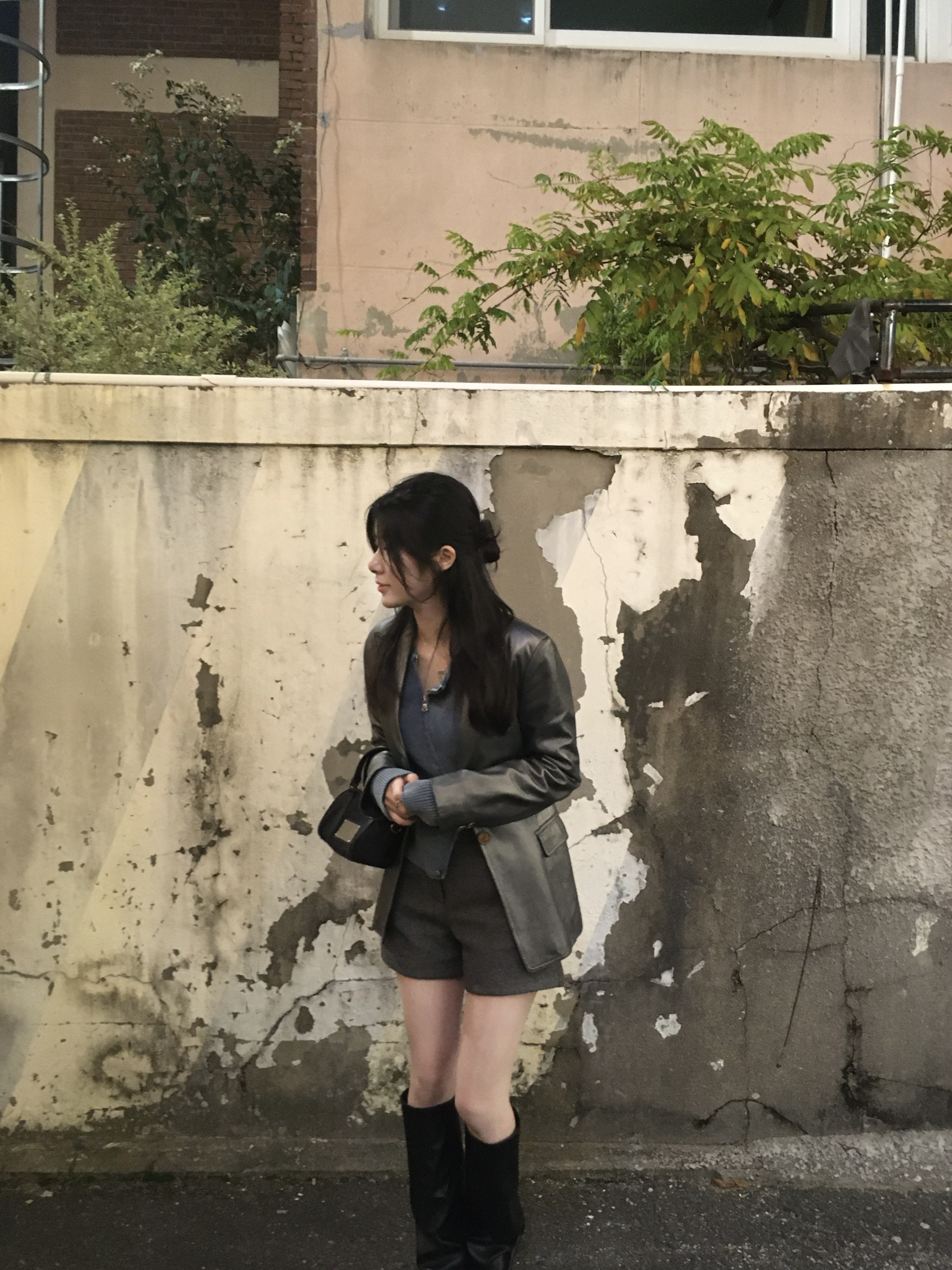 Matin Kim Baby Sporty Tote Bag Black 착용 스타일 - 1