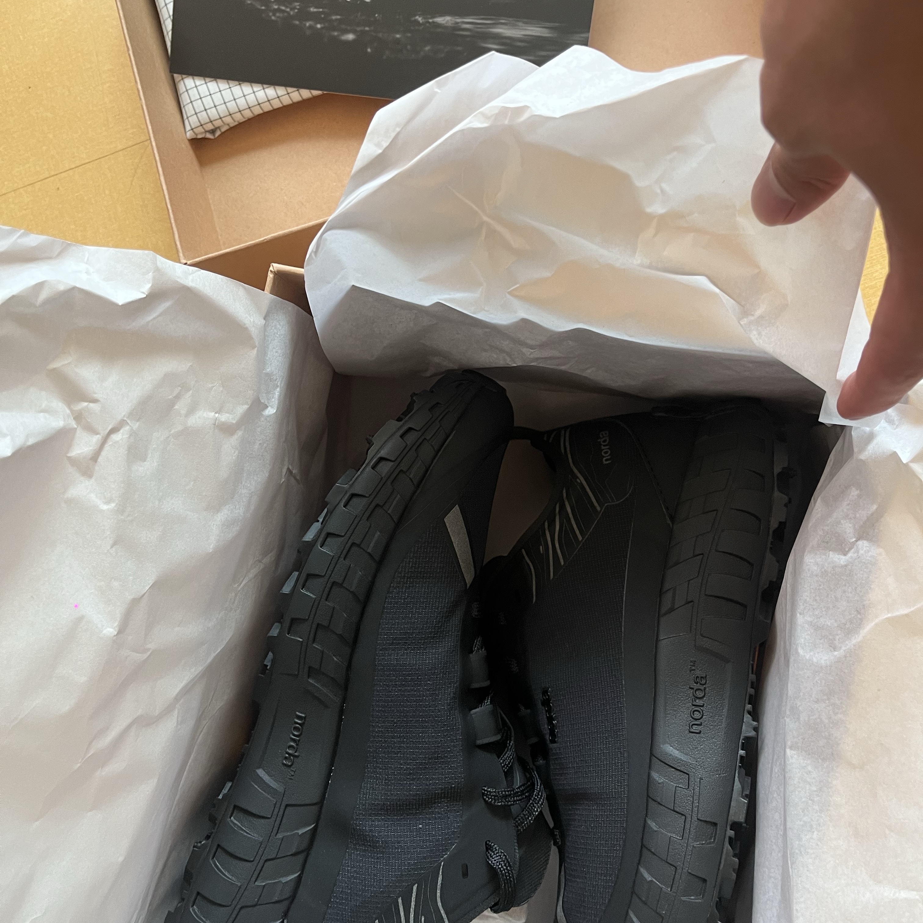 Norda 001/A Stealth Black 착용 스타일 - 2