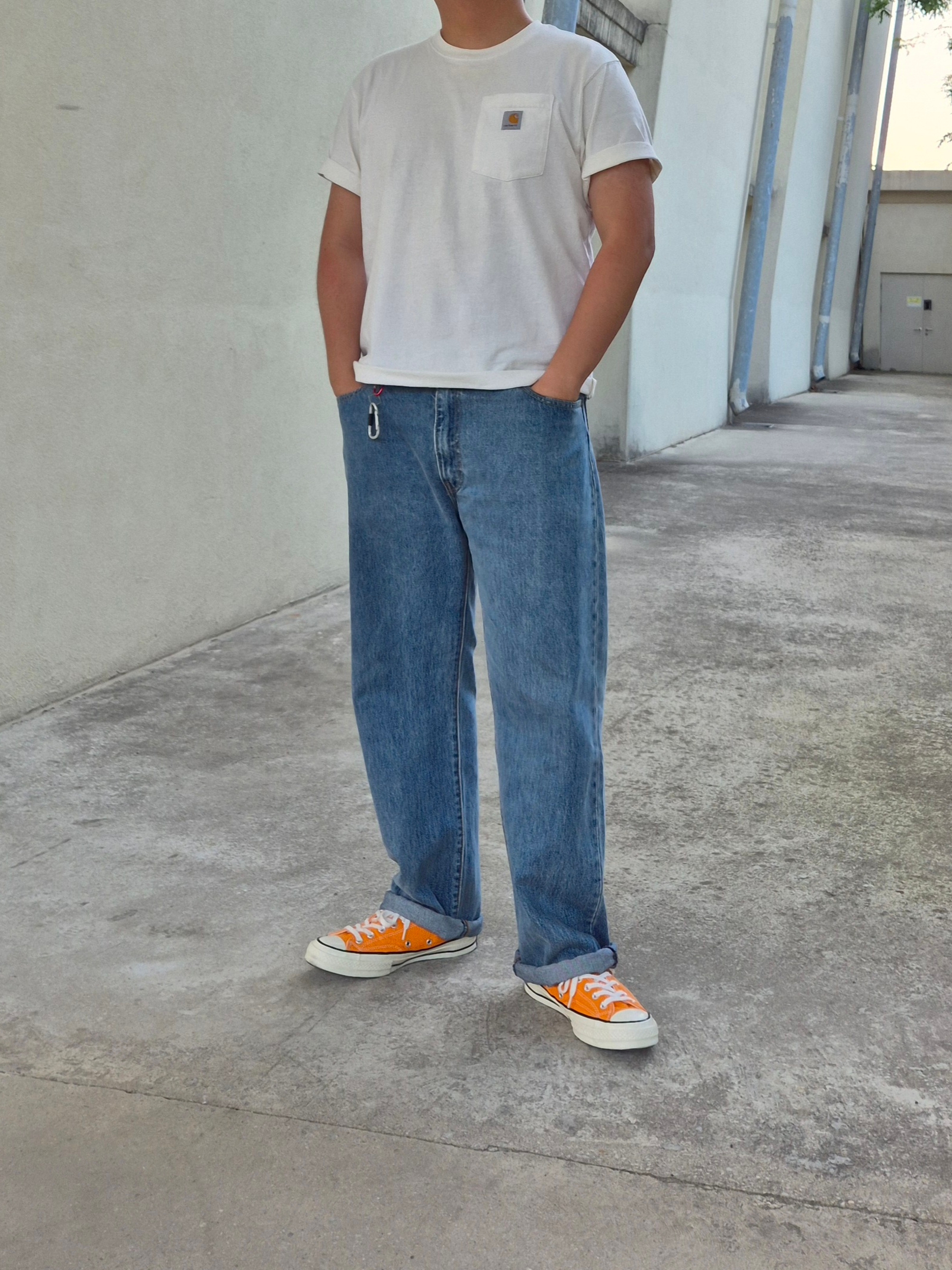 Converse Chuck 70 Ox Vintage Canvas Orange Rind, Carhartt Loose Fit Heavyweight Regular Short Sleeve Pocket T-Shirt White 착용 스타일 - 1