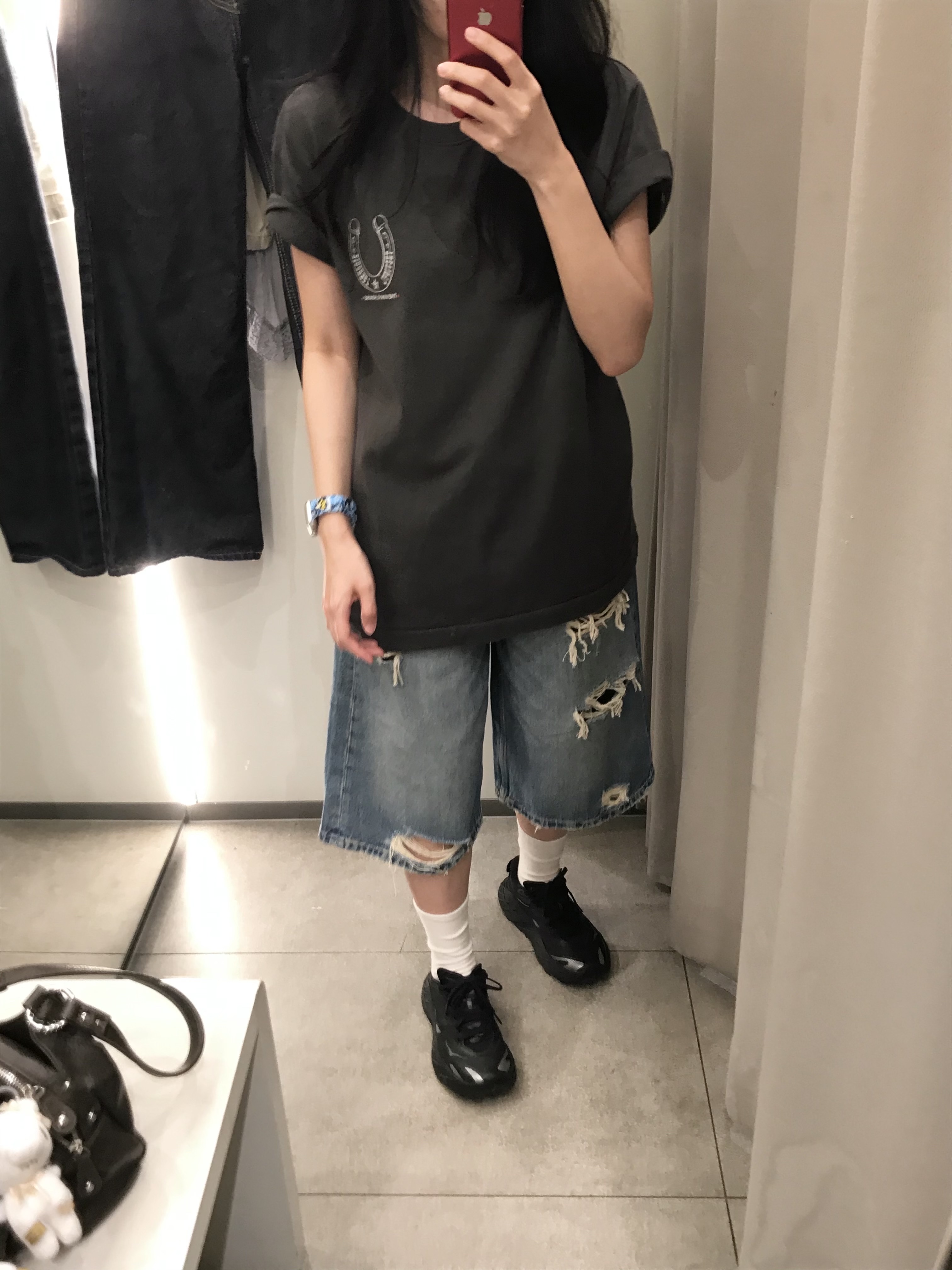 [KREAM 단독] Thevinylhouse Lucky House Tee Charcoal 착용 스타일 - 3