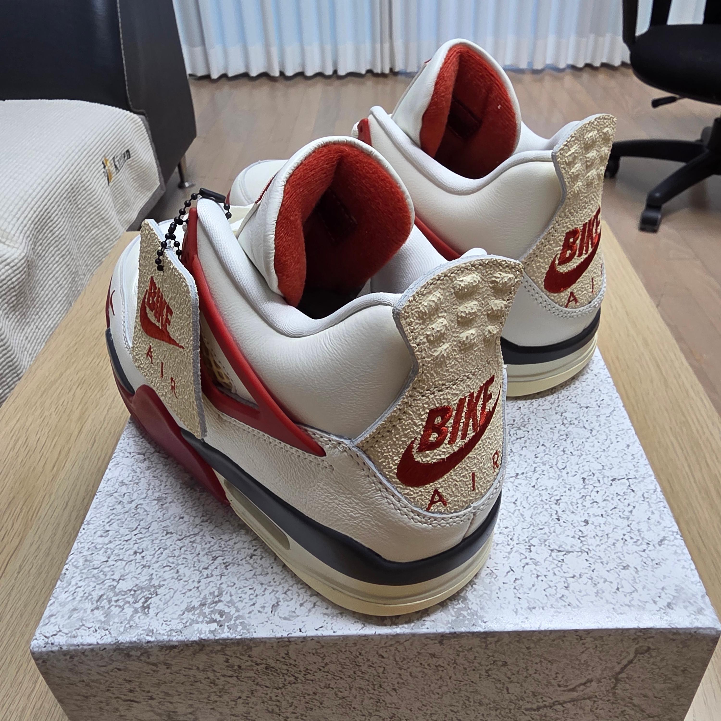 Jordan 4 x Nigel Sylvester Retro OG Brick After Brick 착용 스타일 - 5