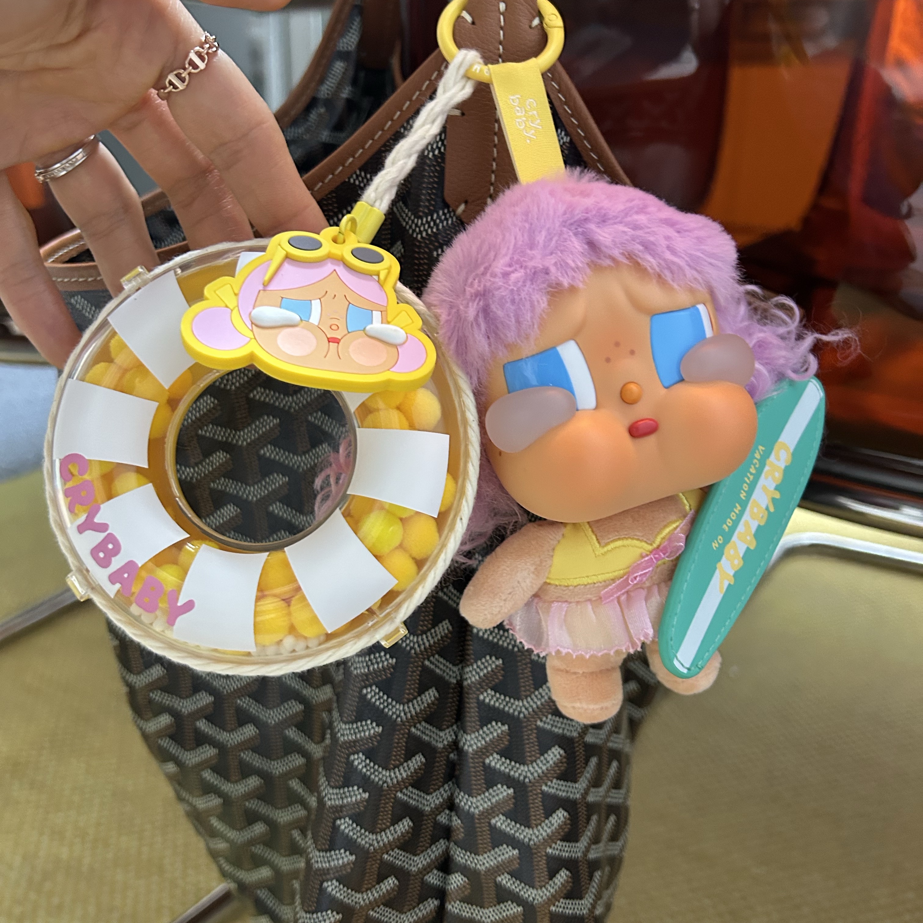 Pop Mart Crybaby Vacation Mode On Series Pendant Let's Surf (Opened Case) 착용 스타일 - 2