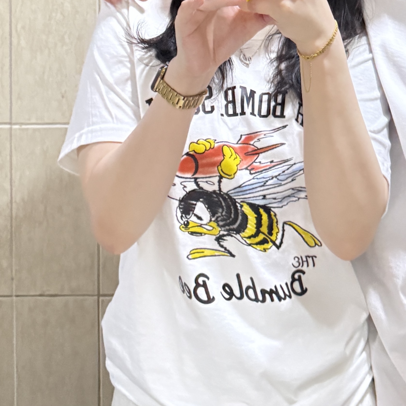Gildan X American Collection Bumble Bee T-Shirt White 착용 스타일