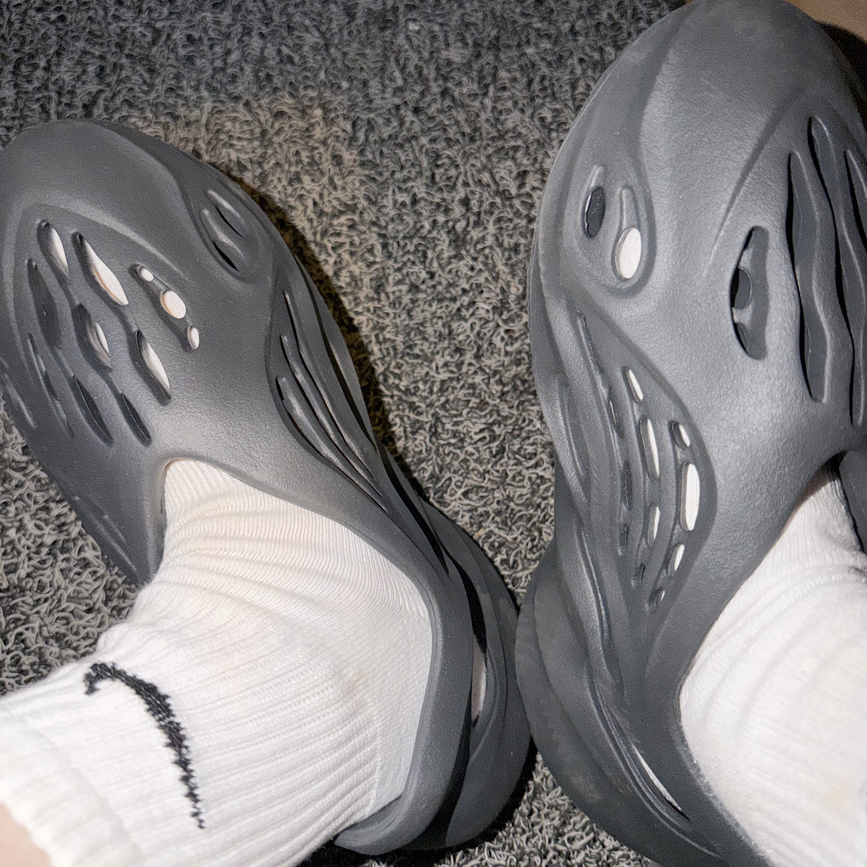 Adidas Yeezy Foam RNNR Carbon 착용 스타일