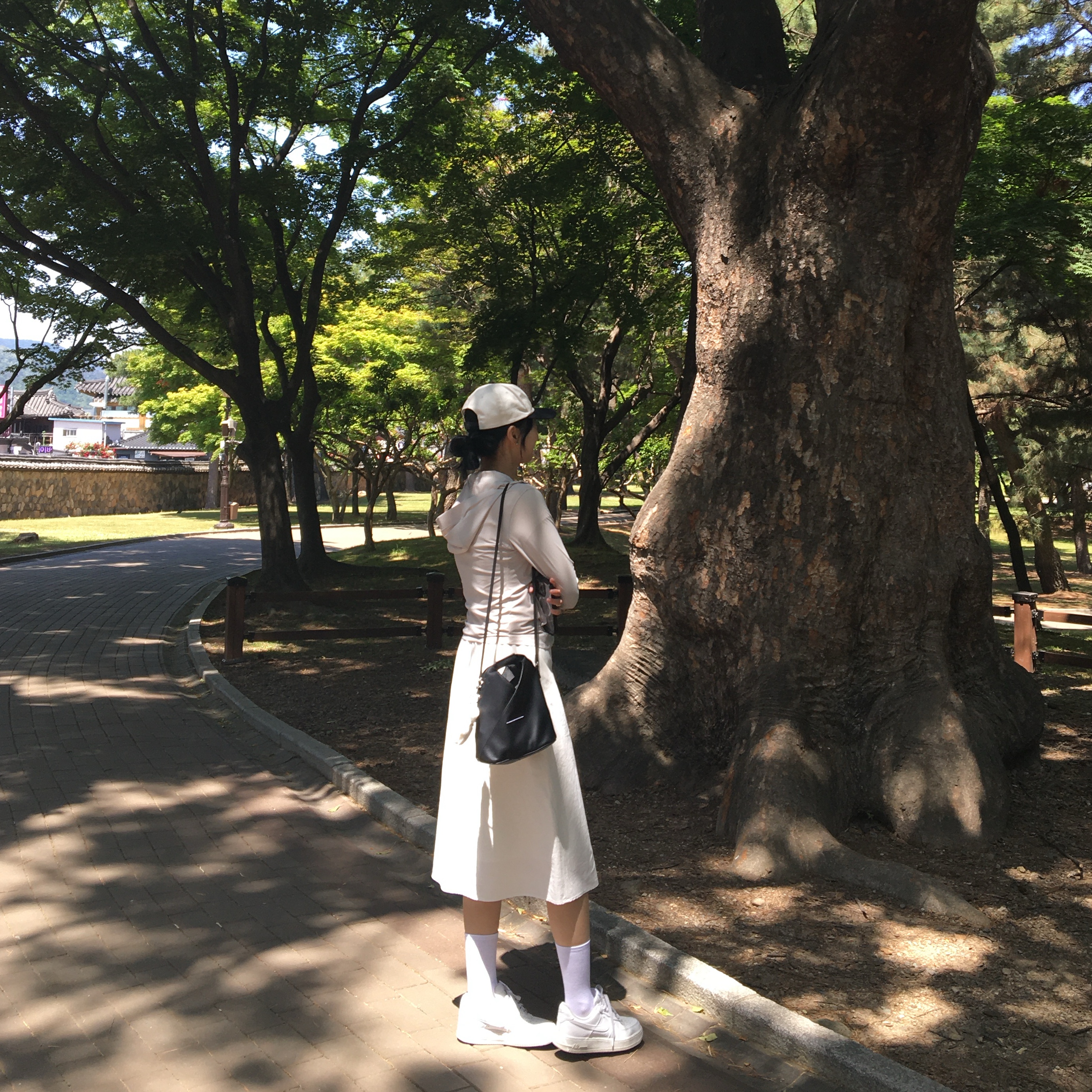 MM6 Maison Margiela Japanese Classic Crossbody Bag Black, Stussy Chenille S Low Pro Cap Natural 착용 스타일 - 2