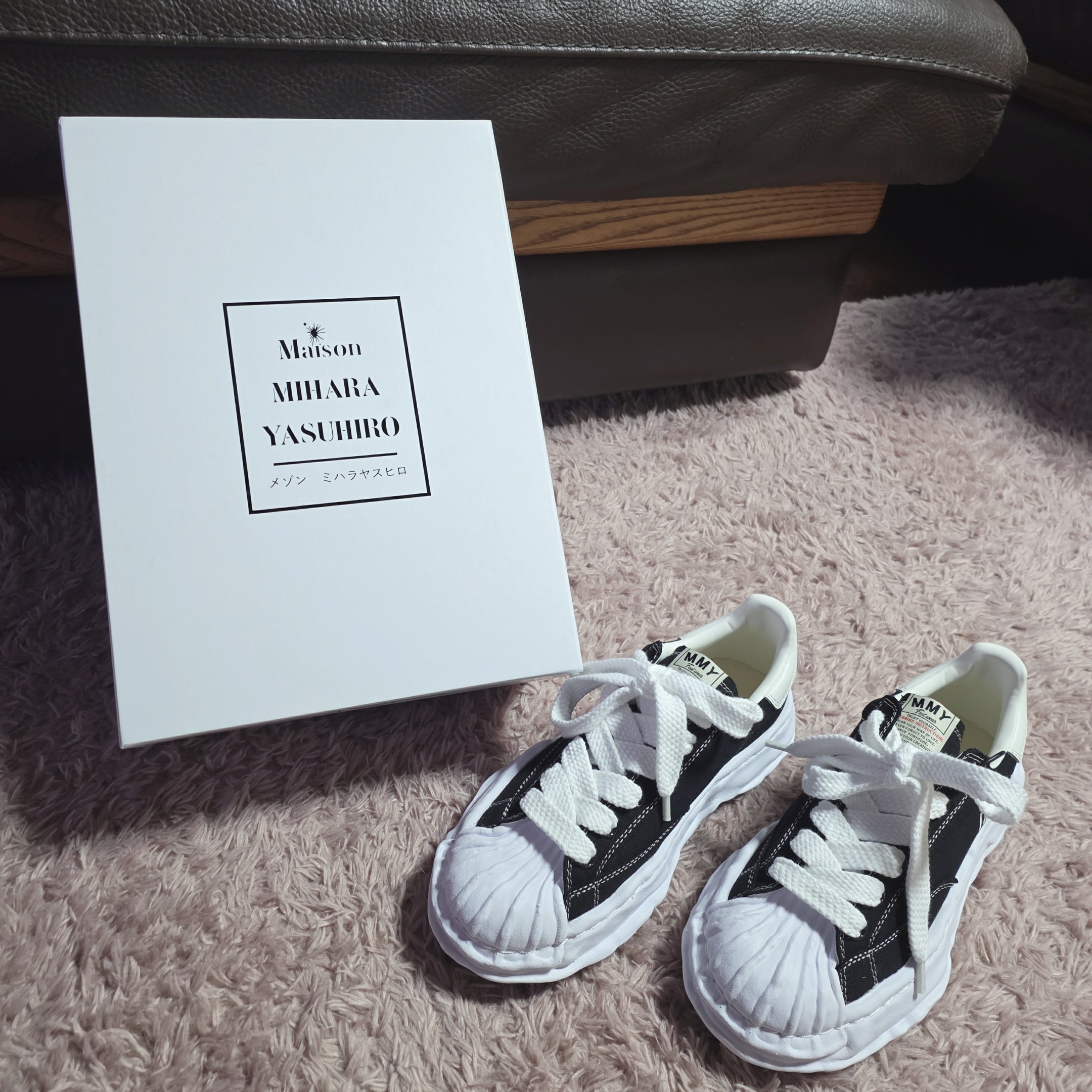 Maison Mihara Yasuhiro Peterson OG Sole Canvas Low Sneakers White, Maison Mihara Yasuhiro Blakey OG Sole Canvas Low-top Sneakers Black White 착용 스타일 - 5