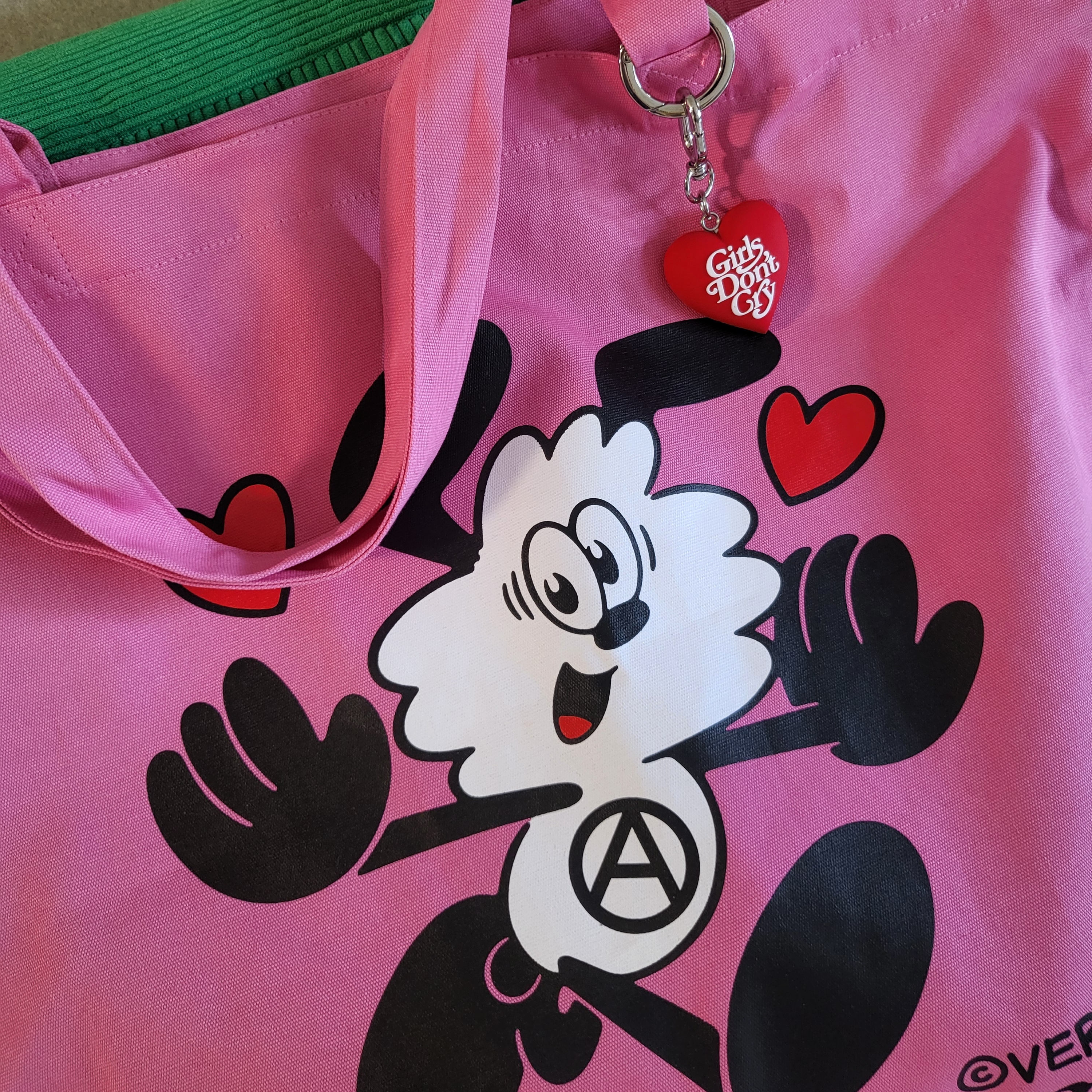 Verdy x Lotte Museum Toet Bag Pink, Verdy x Lotte Museum Girls Don't Cry heart Keyring 착용 스타일 - 3