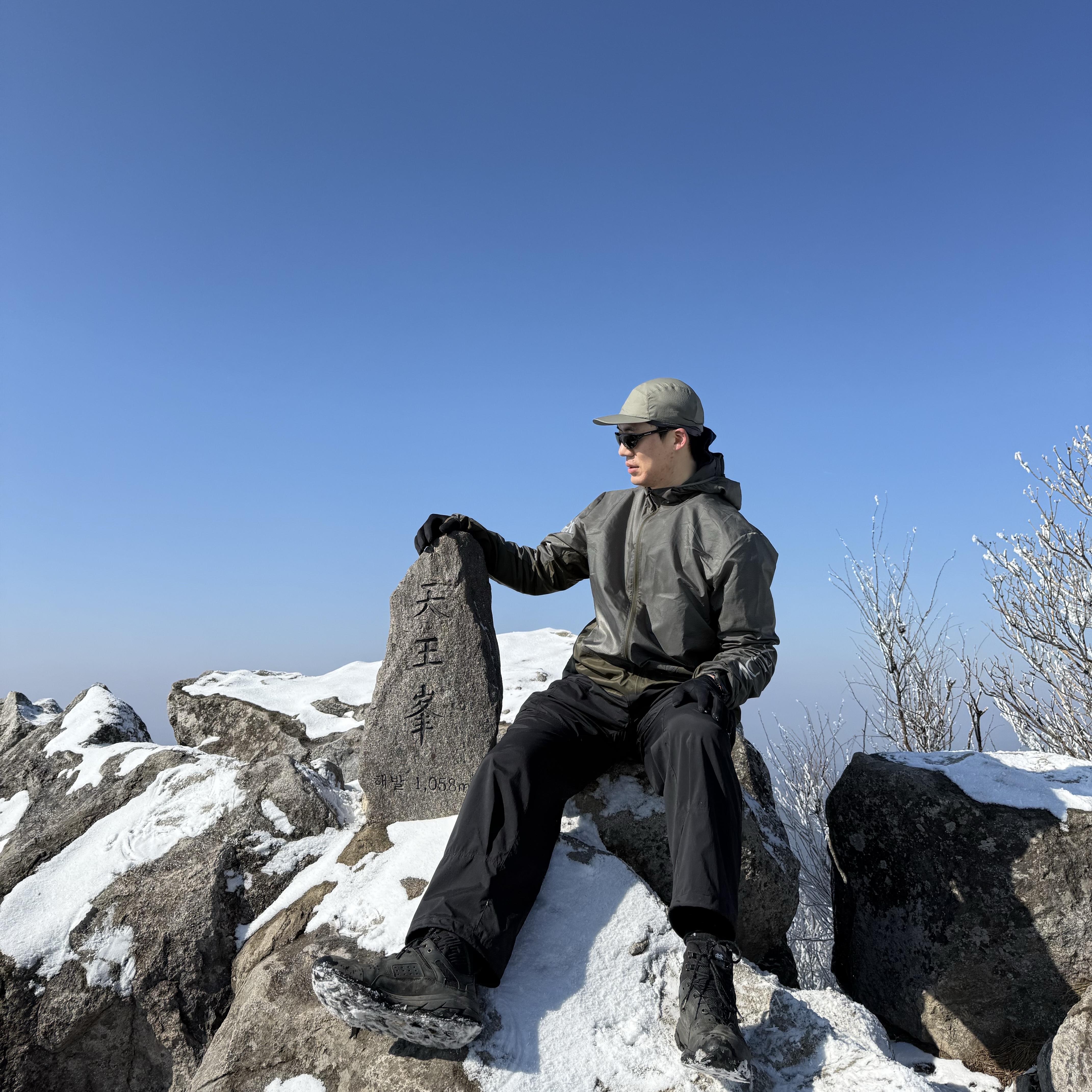 Arc'teryx Norvan Windshell Hoody Forage Tatsu 착용 스타일
