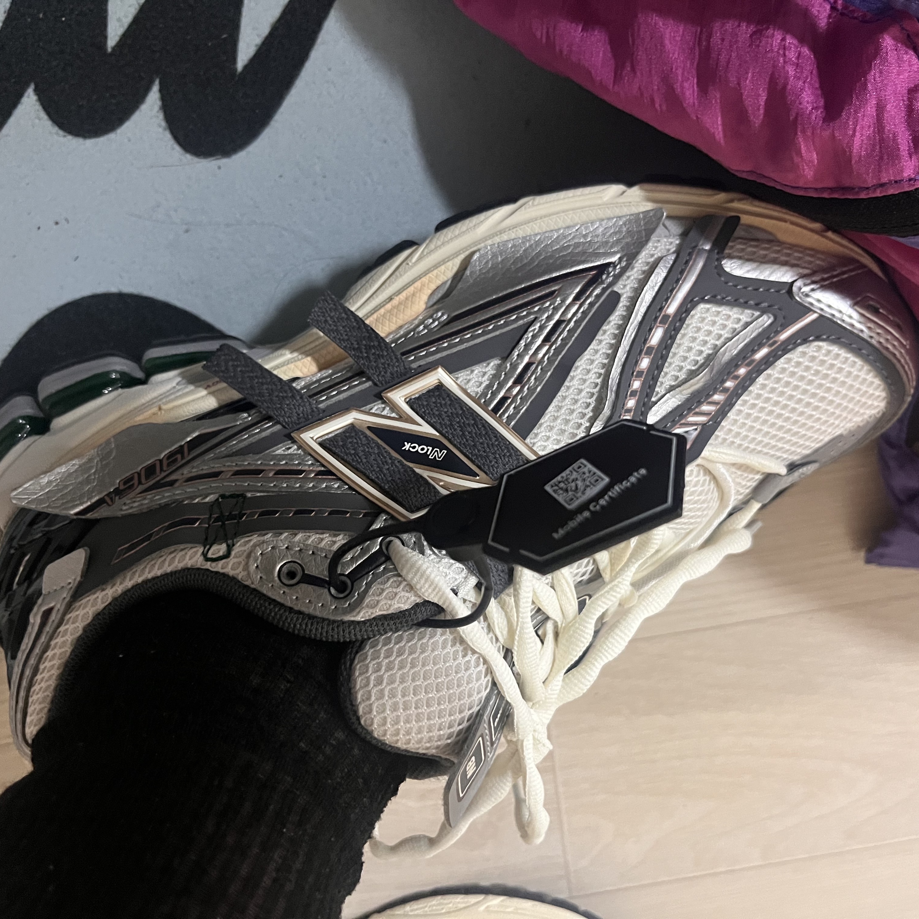 New Balance 1906A Silver Metallic Castlerock 착용 스타일 - 4