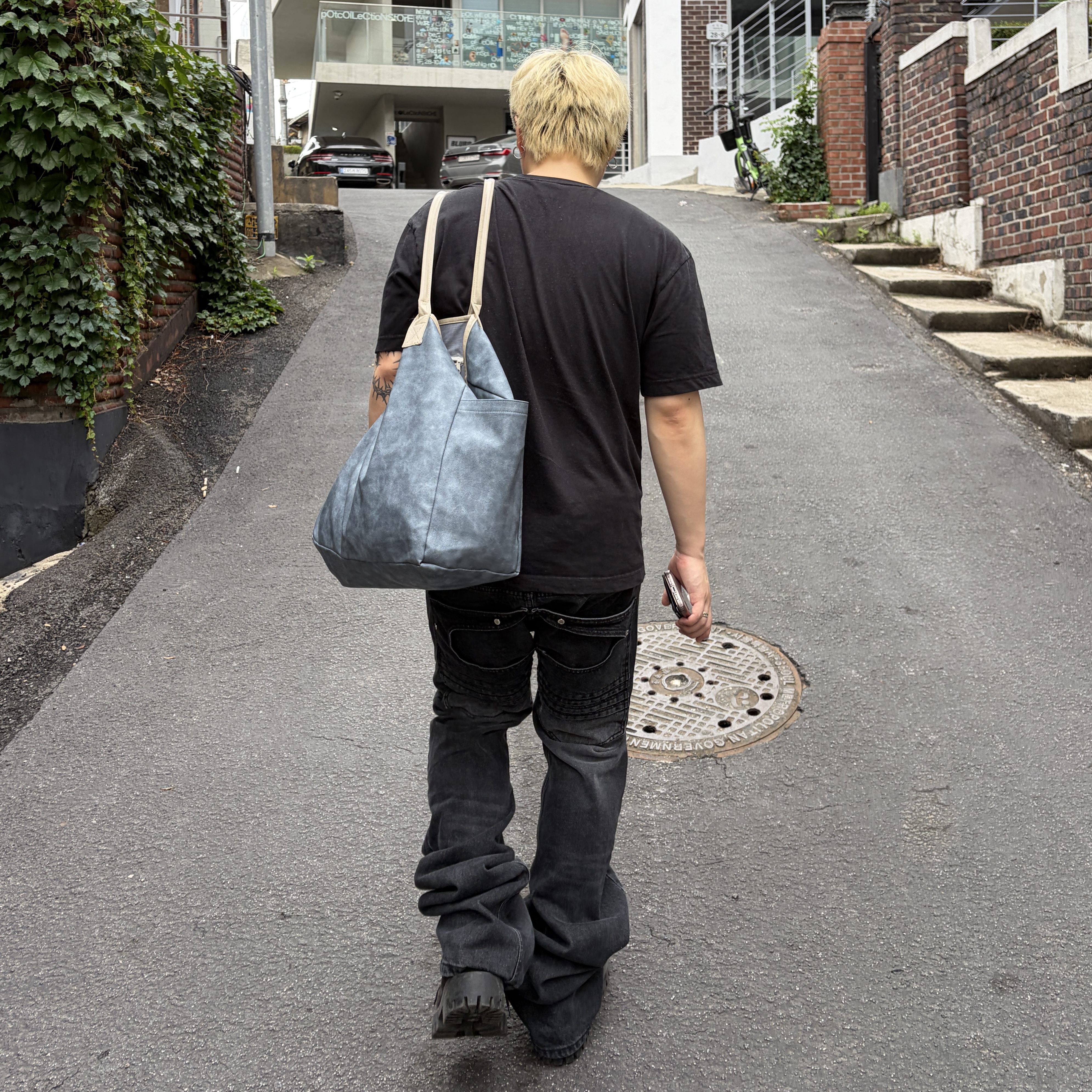 Aoiro Shogo(初号) Big Bag Matte Brown, Balenciaga Combat Strike Boots Black 착용 스타일 - 2