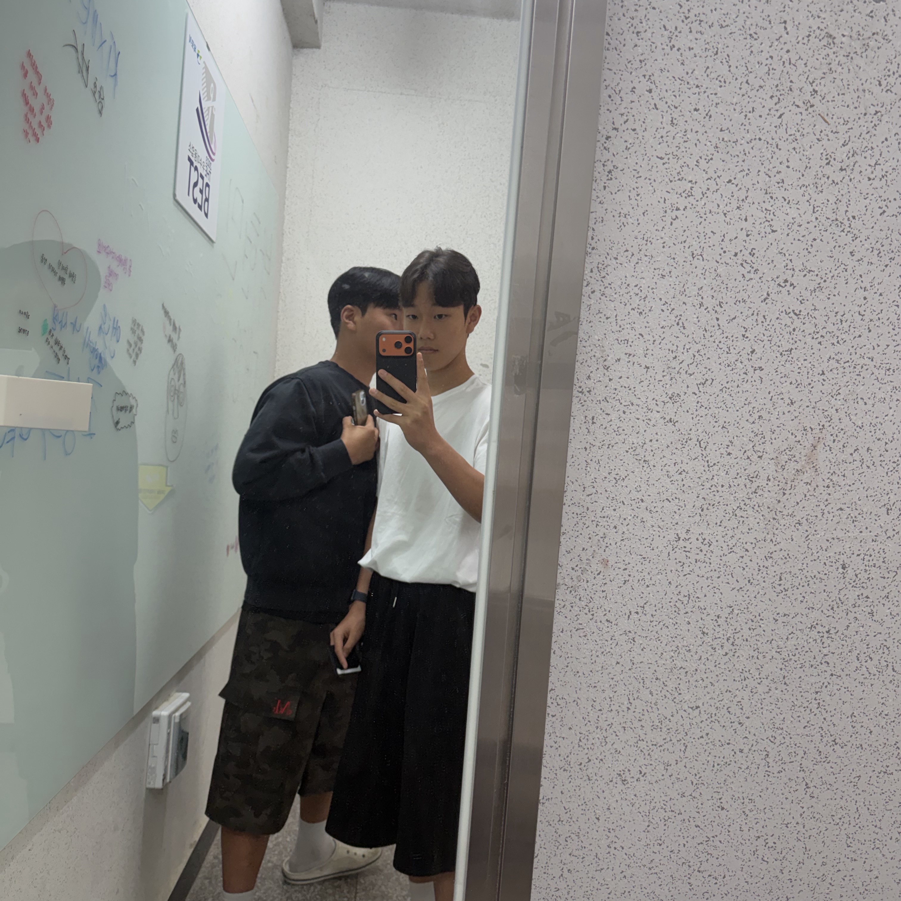 [10%적립] Polo Ralph Lauren Classic Fit Jersey Crewneck T-Shirt White - 26SS, PITAKA Ultra-Slim Case for iPhone 17 Pro 착용 스타일