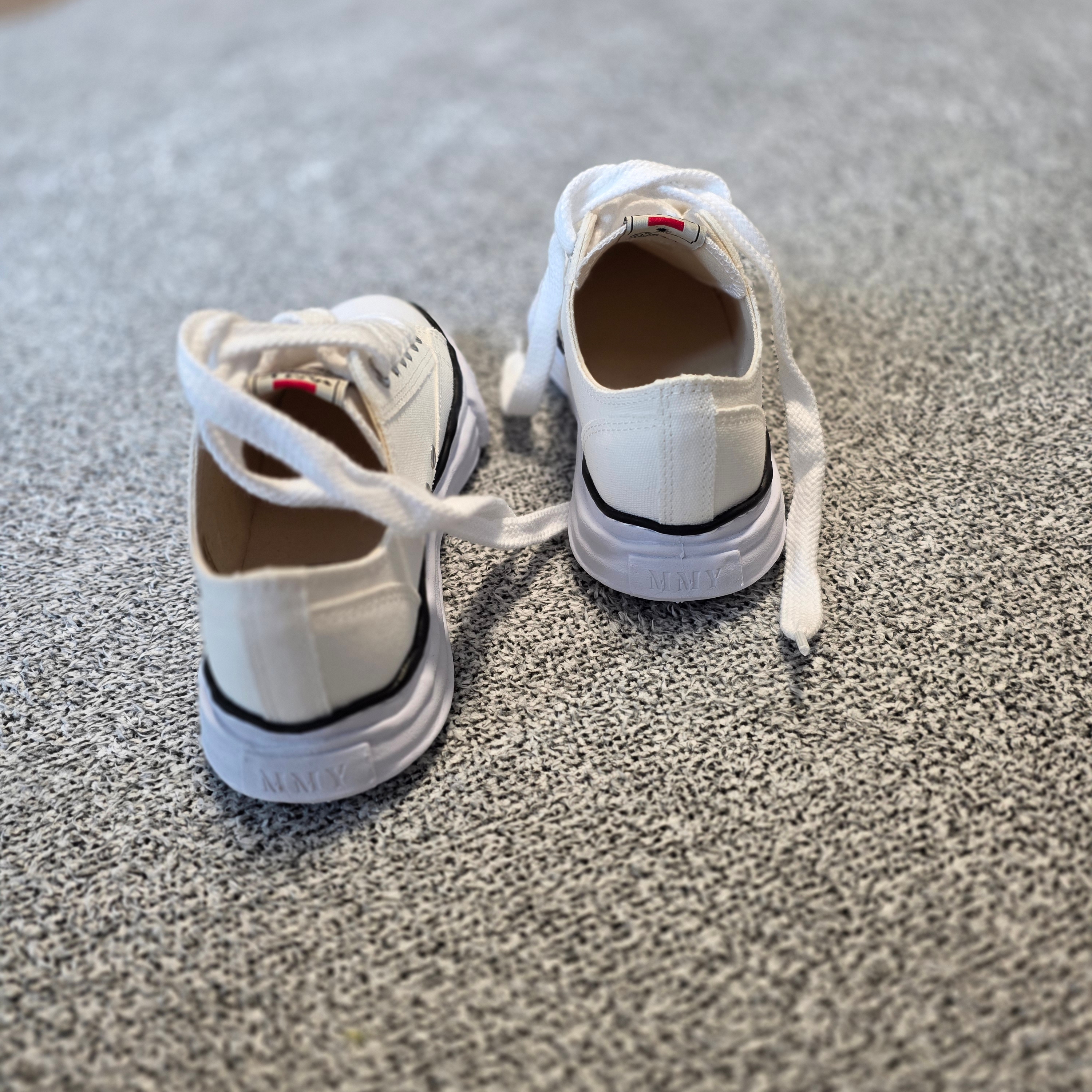 Maison Mihara Yasuhiro Peterson OG Sole Canvas Low Sneakers White, Maison Mihara Yasuhiro Blakey OG Sole Canvas Low-top Sneakers Black White 착용 스타일 - 3