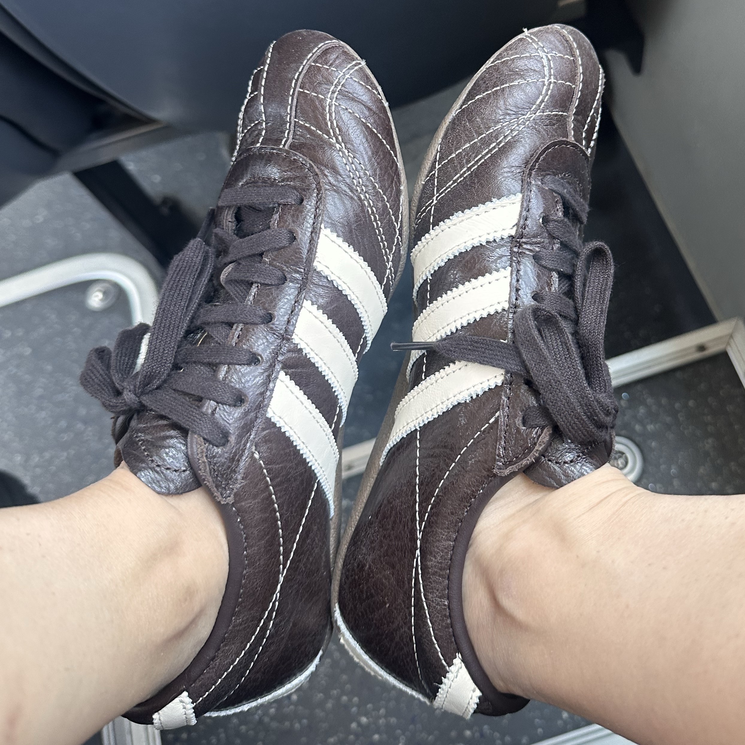 (W) Adidas Tokyo Aurora Coffee Off White 착용 스타일