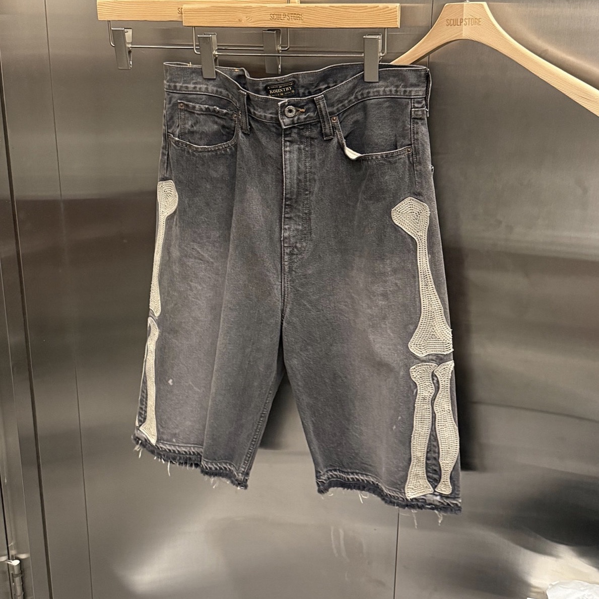 Kapital 14 oz. Denim 5P Bone Embroidery Short Pants Black 착용 스타일 - 2