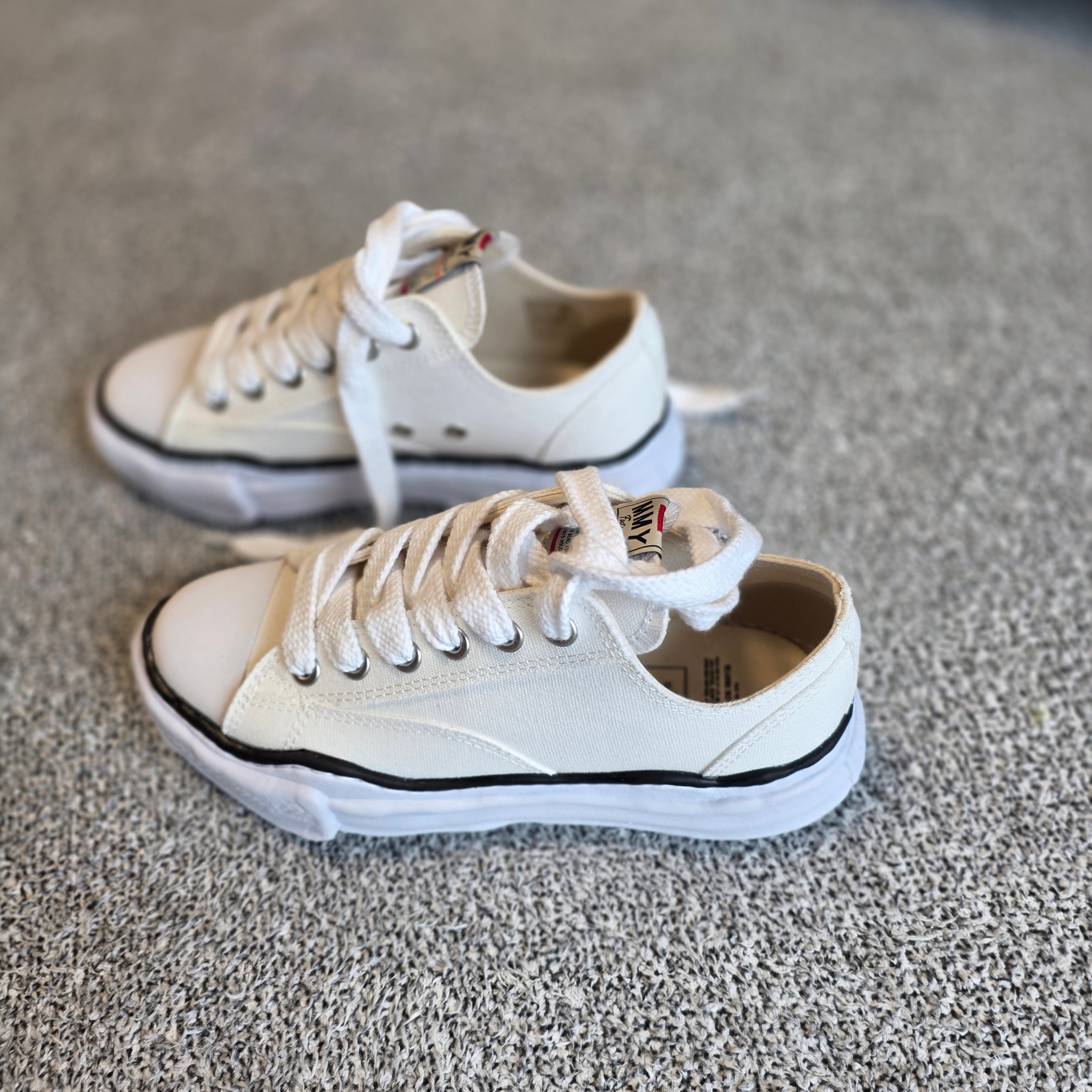 Maison Mihara Yasuhiro Peterson OG Sole Canvas Low Sneakers White, Maison Mihara Yasuhiro Blakey OG Sole Canvas Low-top Sneakers Black White 착용 스타일 - 1