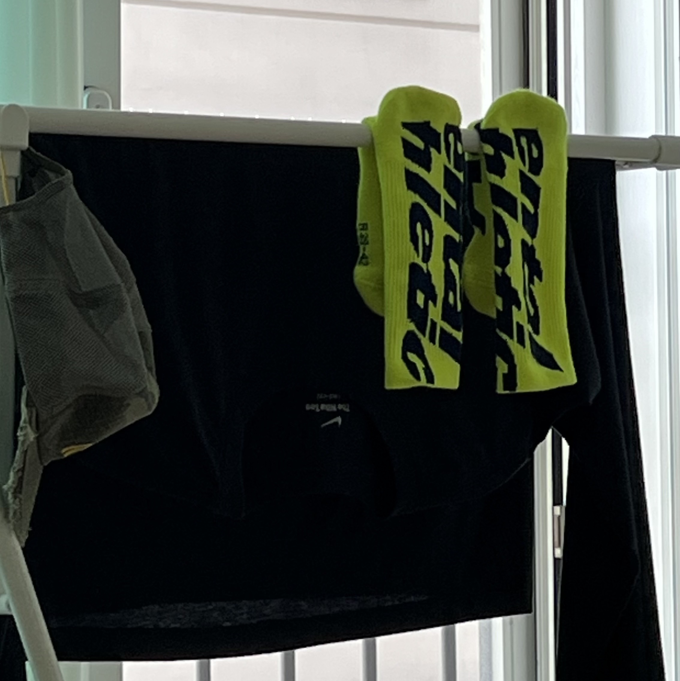 Salomon x Mental Athletic Shorts Deep Black, Hoka Mafate 5 Neon Rose Black 착용 스타일 - 5