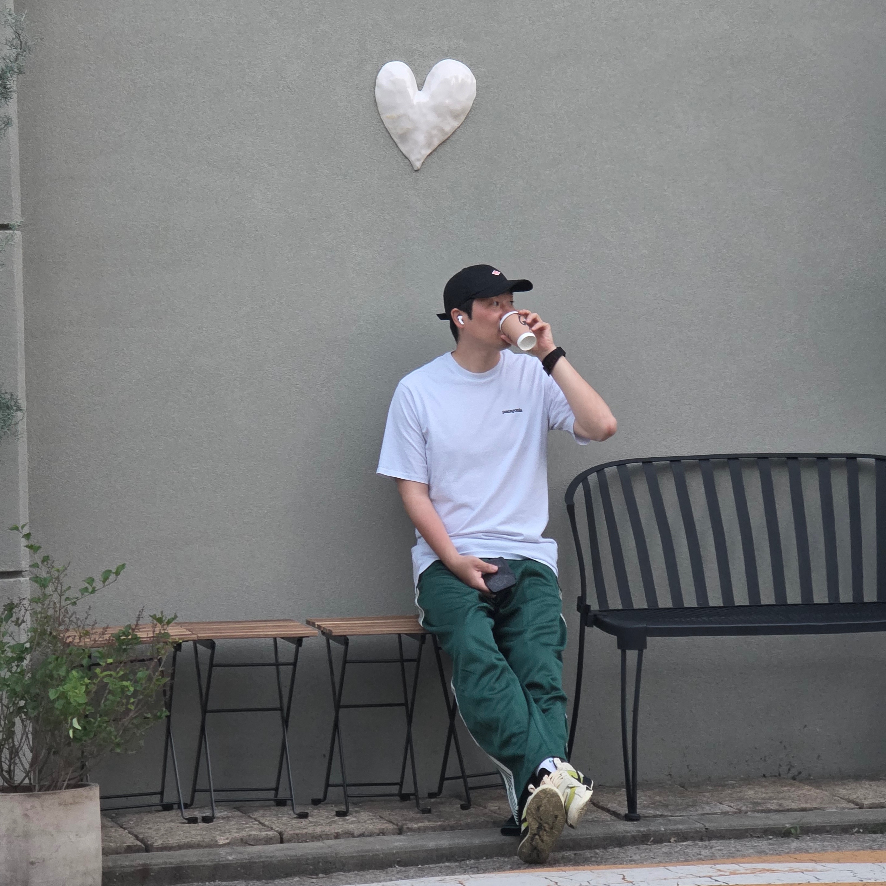 Needles x LHP H.D. Track Pants Poly Smooth Green, Jordan x Travis Scott Jumpman Jack TR Bright Cactus 착용 스타일 - 1