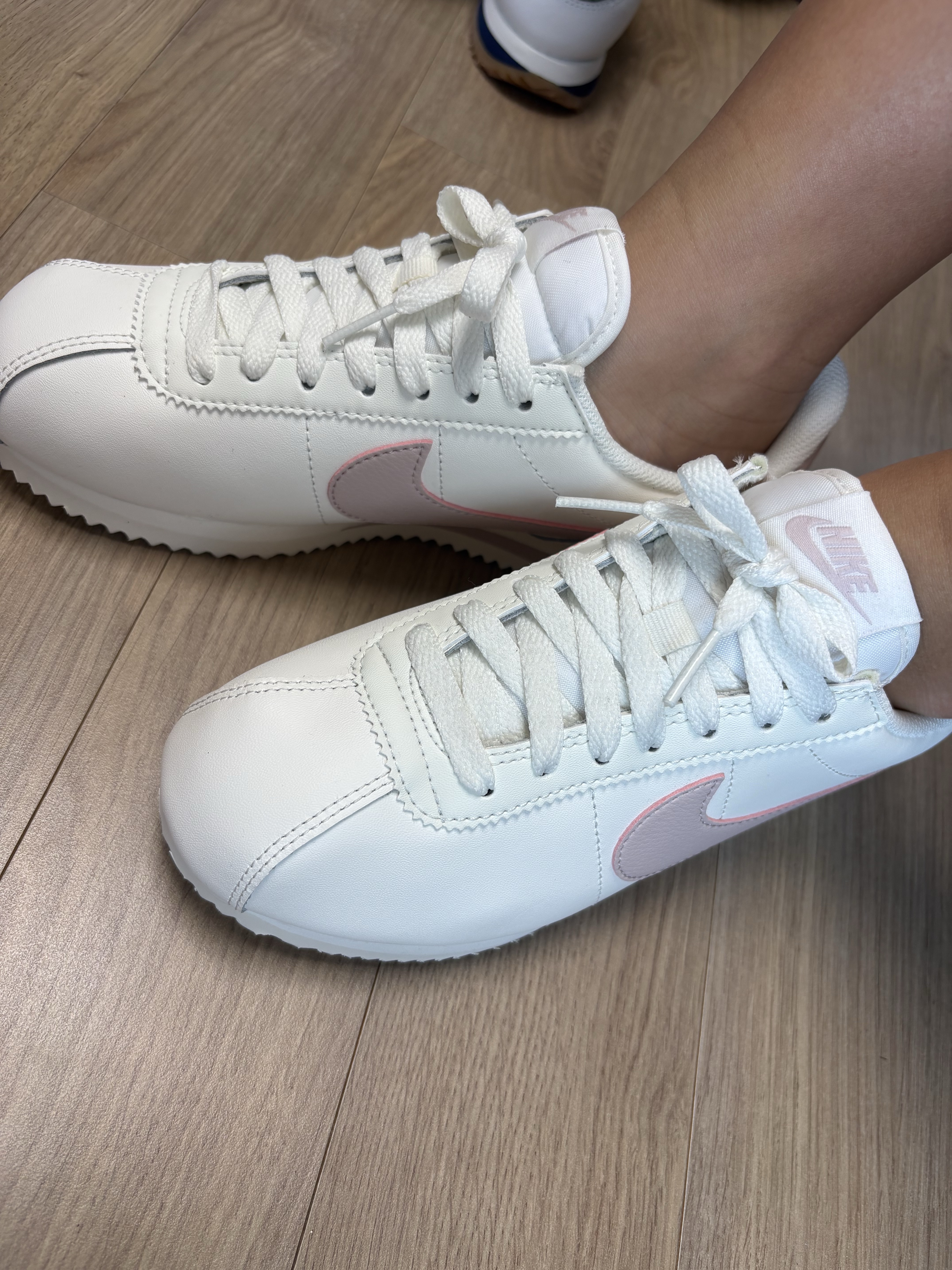 (W) Nike Cortez Leather Sail Silt Red 착용 스타일
