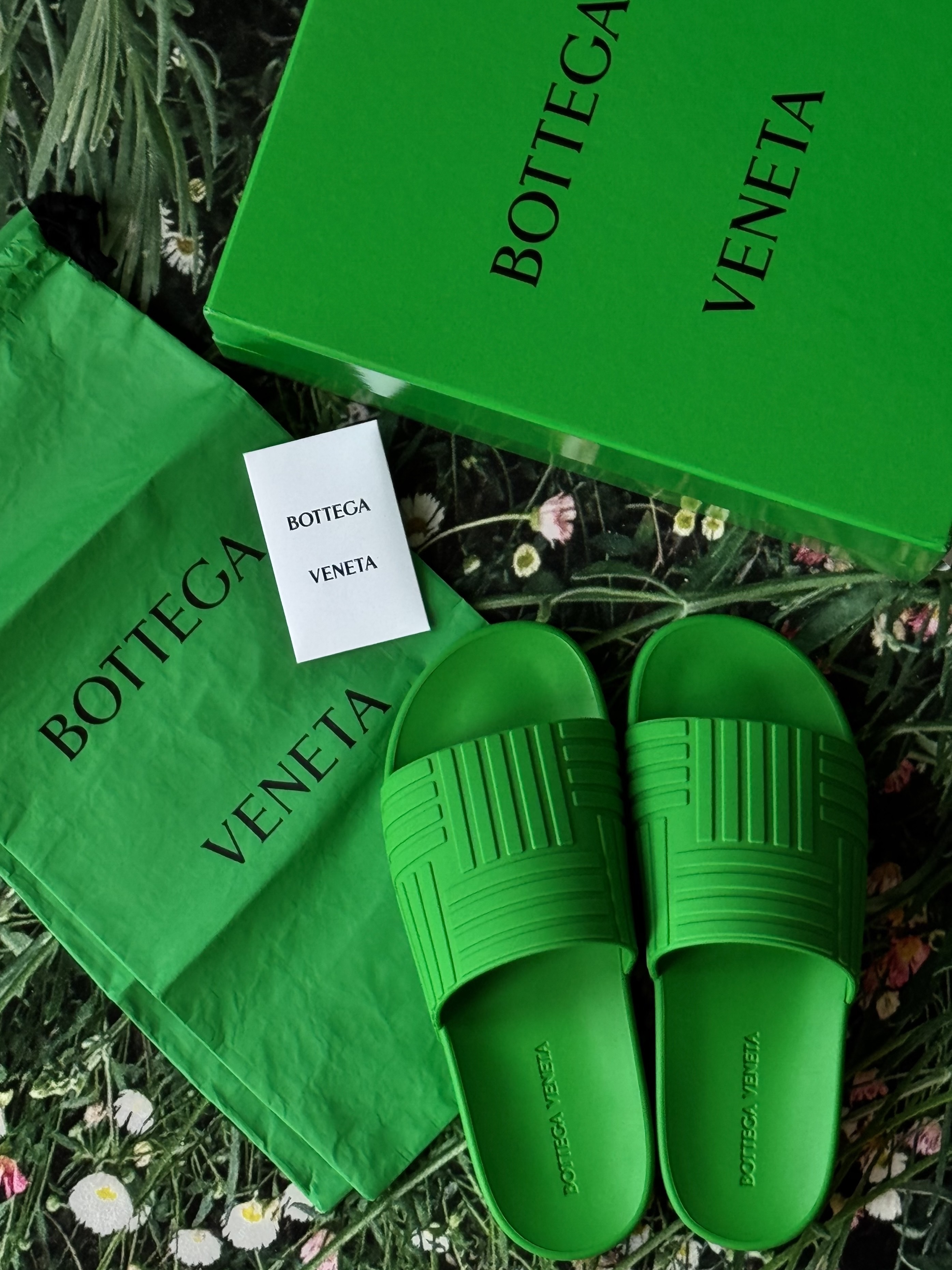(W) Bottega Veneta Slider Parakeet, Bottega Veneta Rubber Slider Parakeet 착용 스타일 - 1