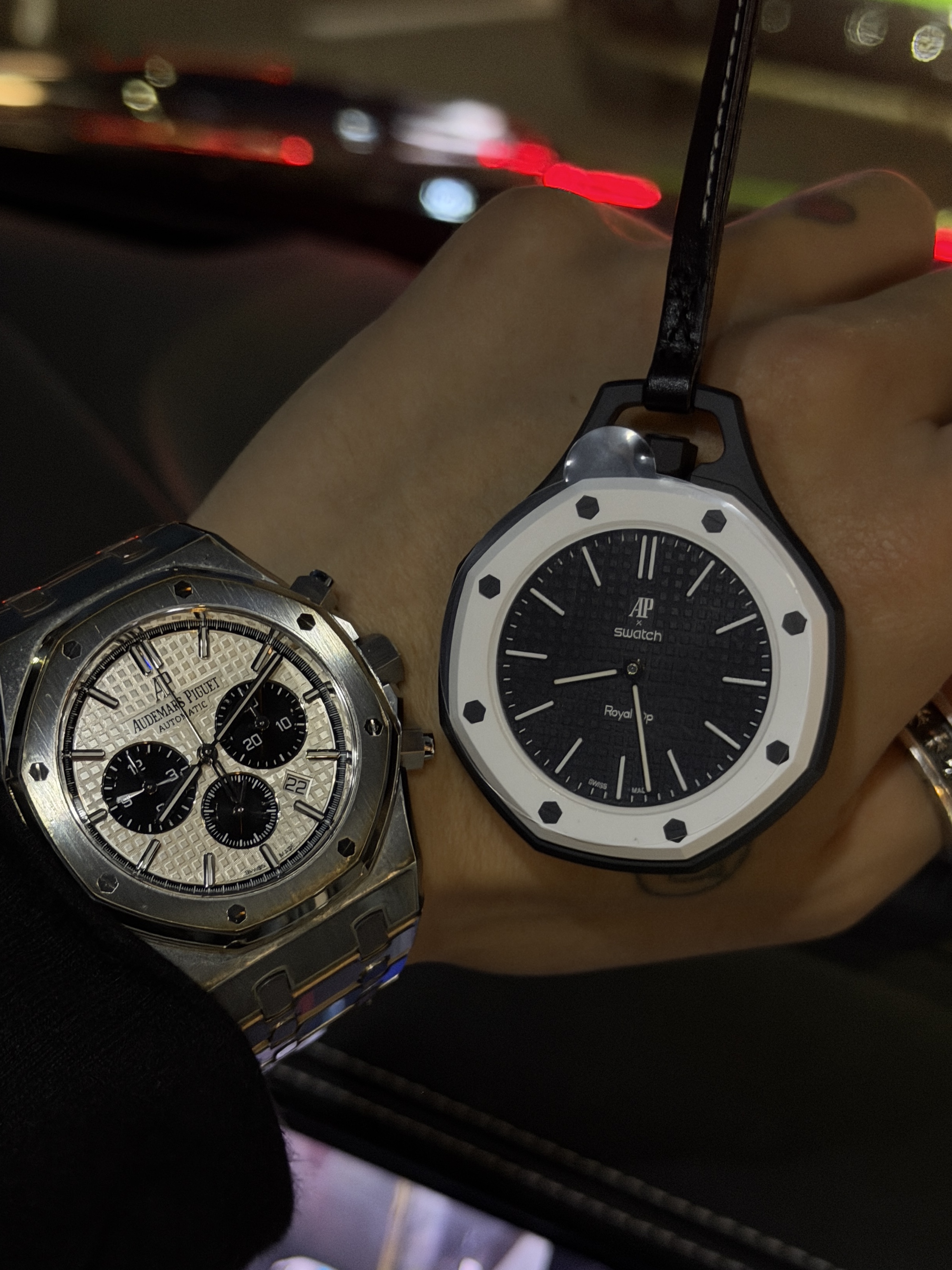 Swatch x Audemars Piguet Bioceramic Royal Pop Ocho Negro, Swatch x Audemars Piguet Royal Pop Leather Lanyard Ocho Negro 착용 스타일 - 1