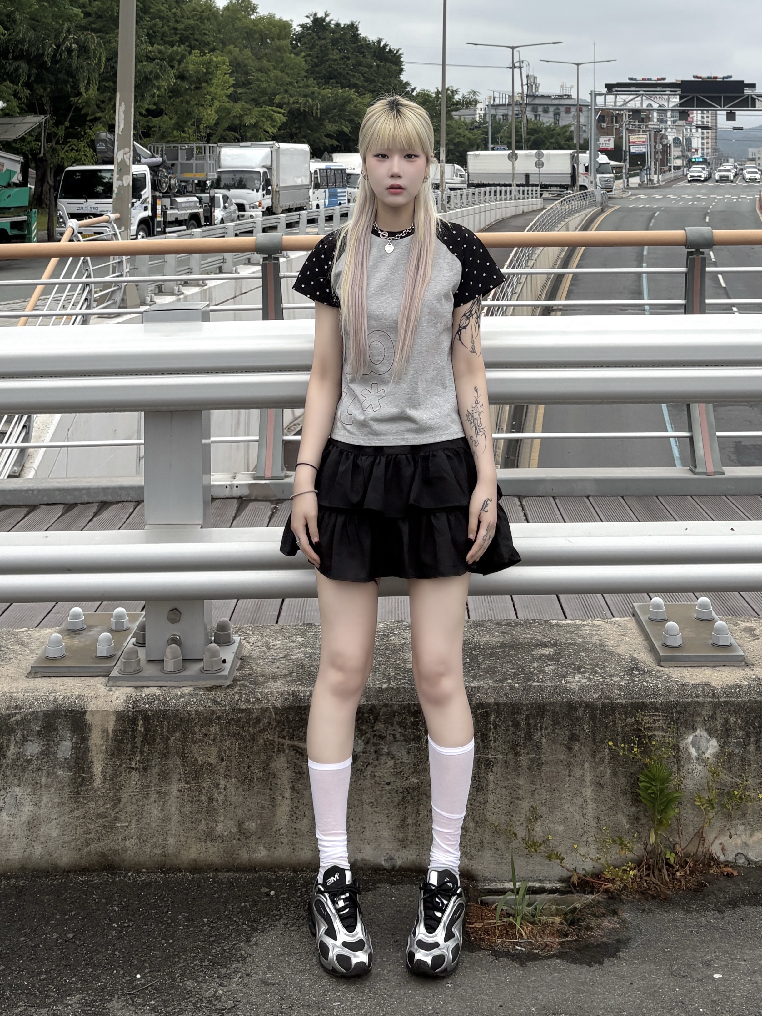 (W) Nike Air Max Muse Black and Metallic Silver 착용 스타일 - 1