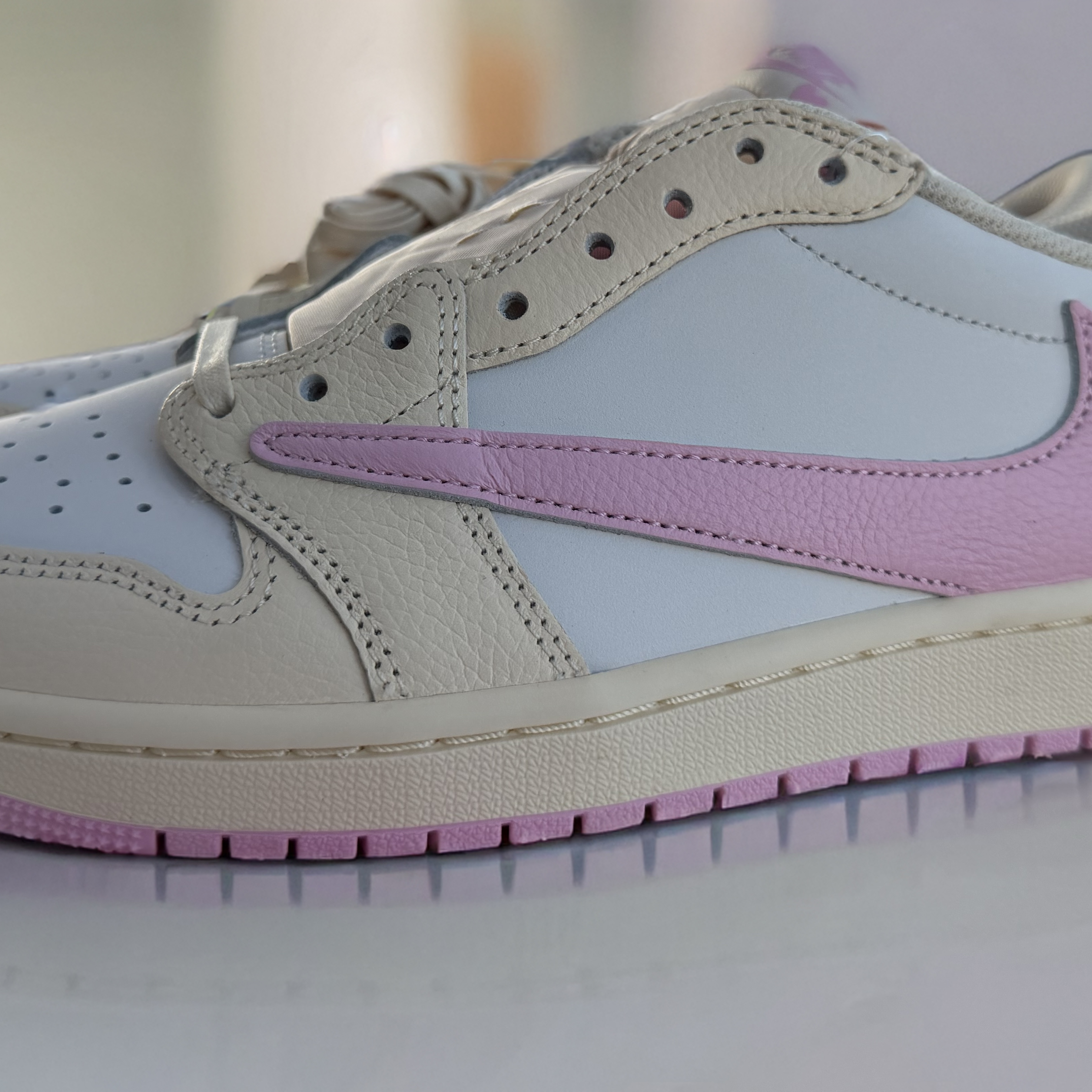 Jordan 1 x Travis Scott Retro Low OG SP Sail Tropical Pink, Jordan 1 x Travis Scott Retro Low OG SP Muslin Shy Pink 착용 스타일 - 5