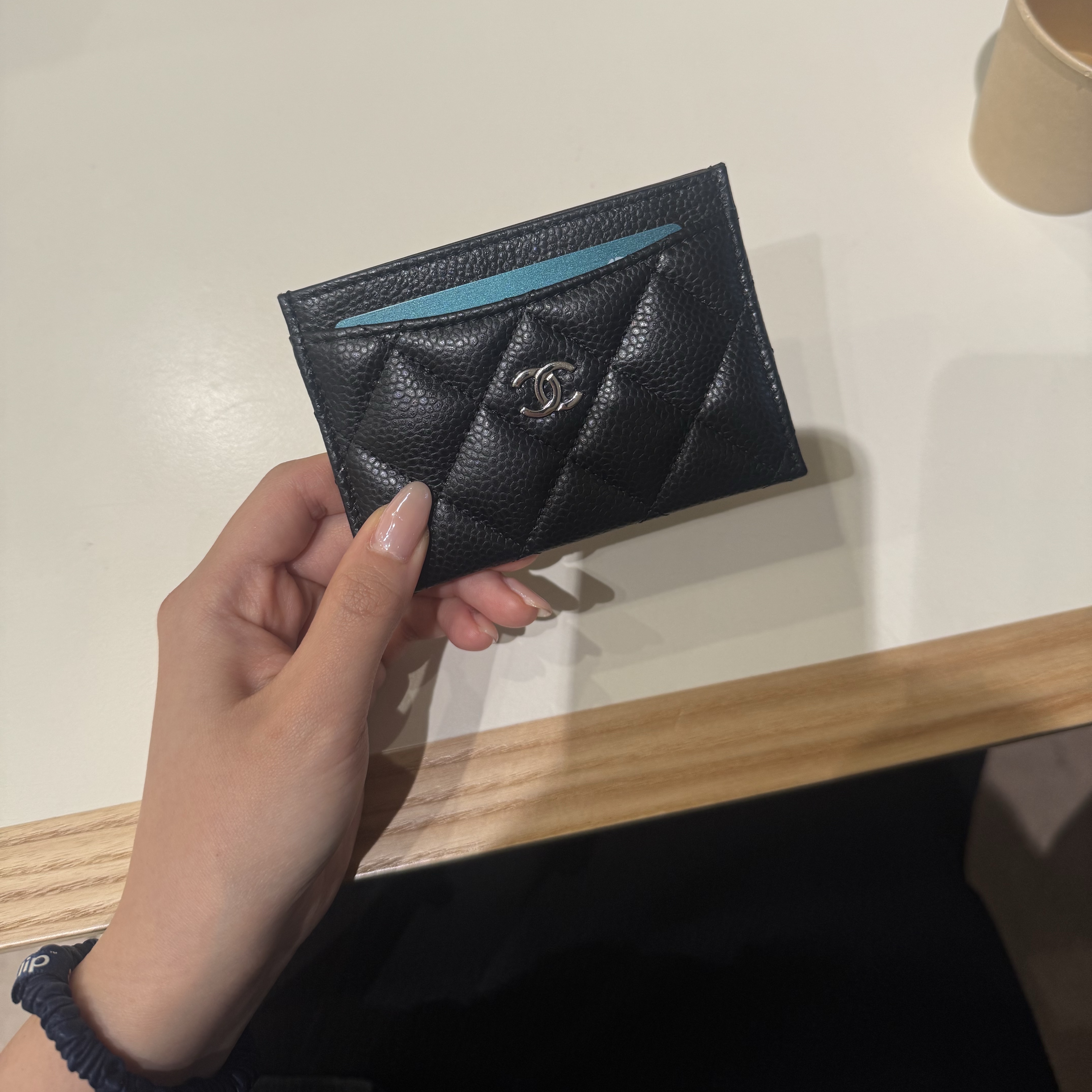 Chanel Classic Card Holder Grained Calfskin & Silver Black 착용 스타일