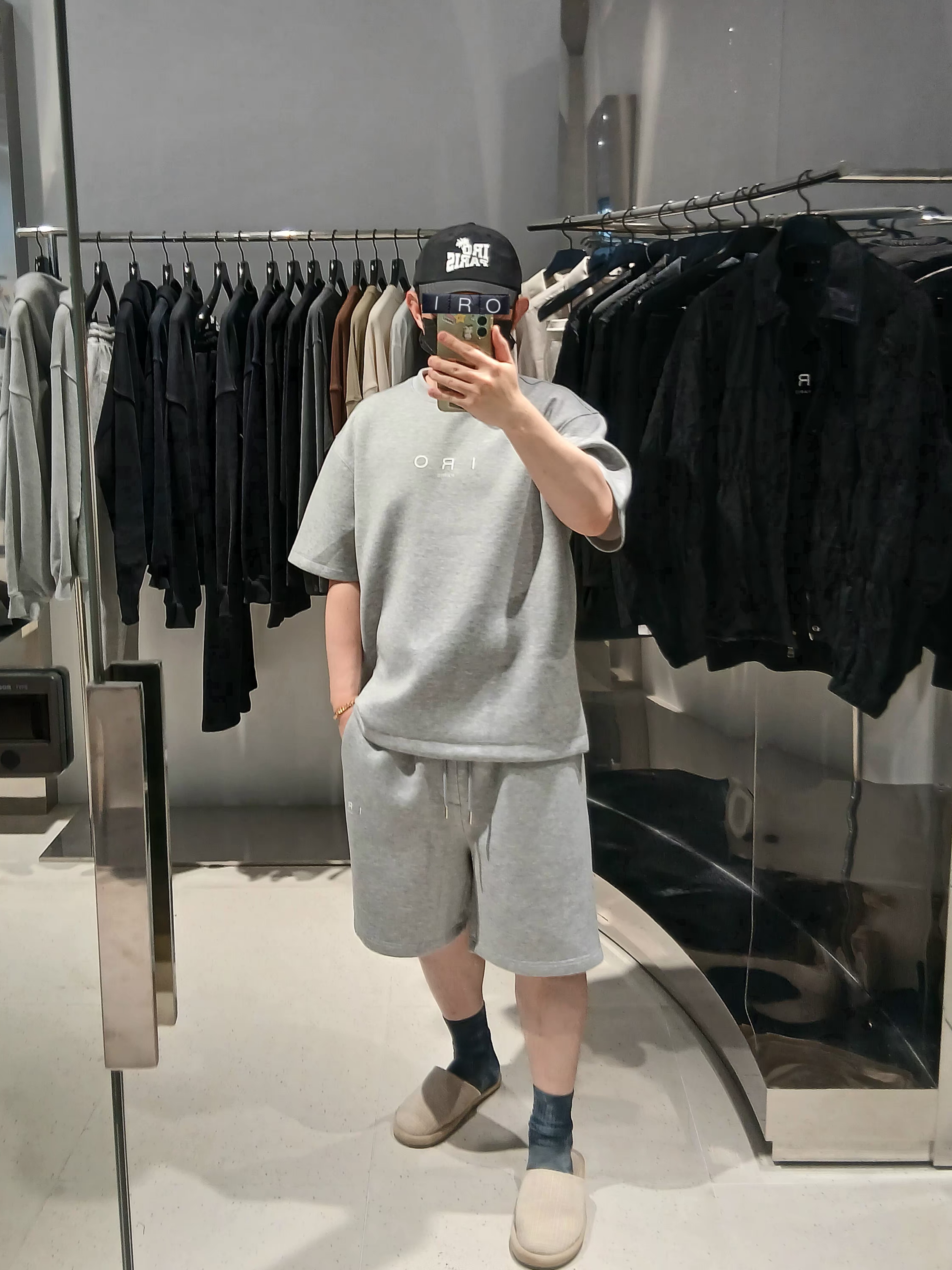 Iro Vasion Round Short Sleeve Cushion T-Shirt Gray, IRO Vibrio Banding Color-Block Long Bermuda Shorts Gray 착용 스타일 - 2