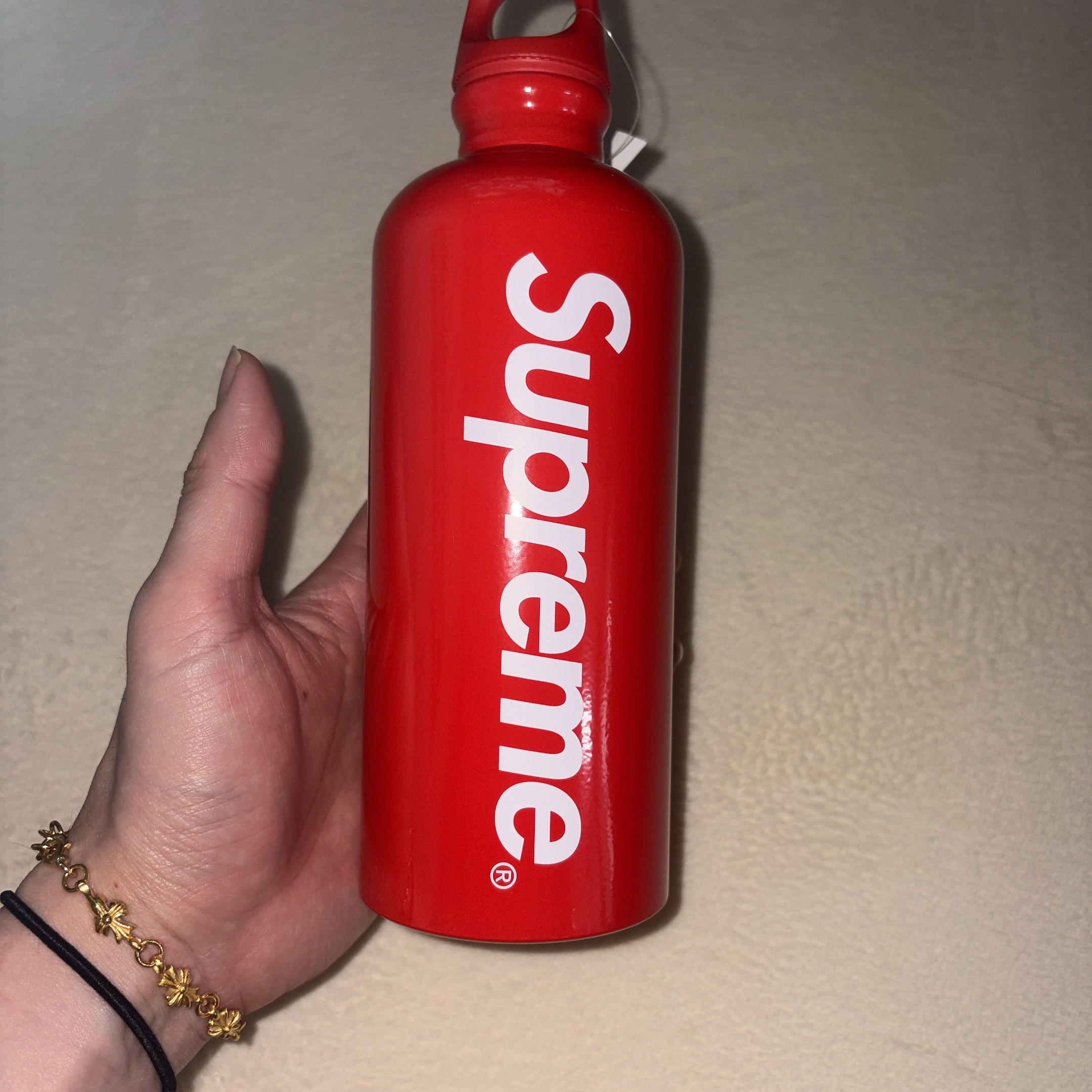 Supreme x Sigg Traveller 0.6L Water Bottle Red - 23SS 착용 스타일