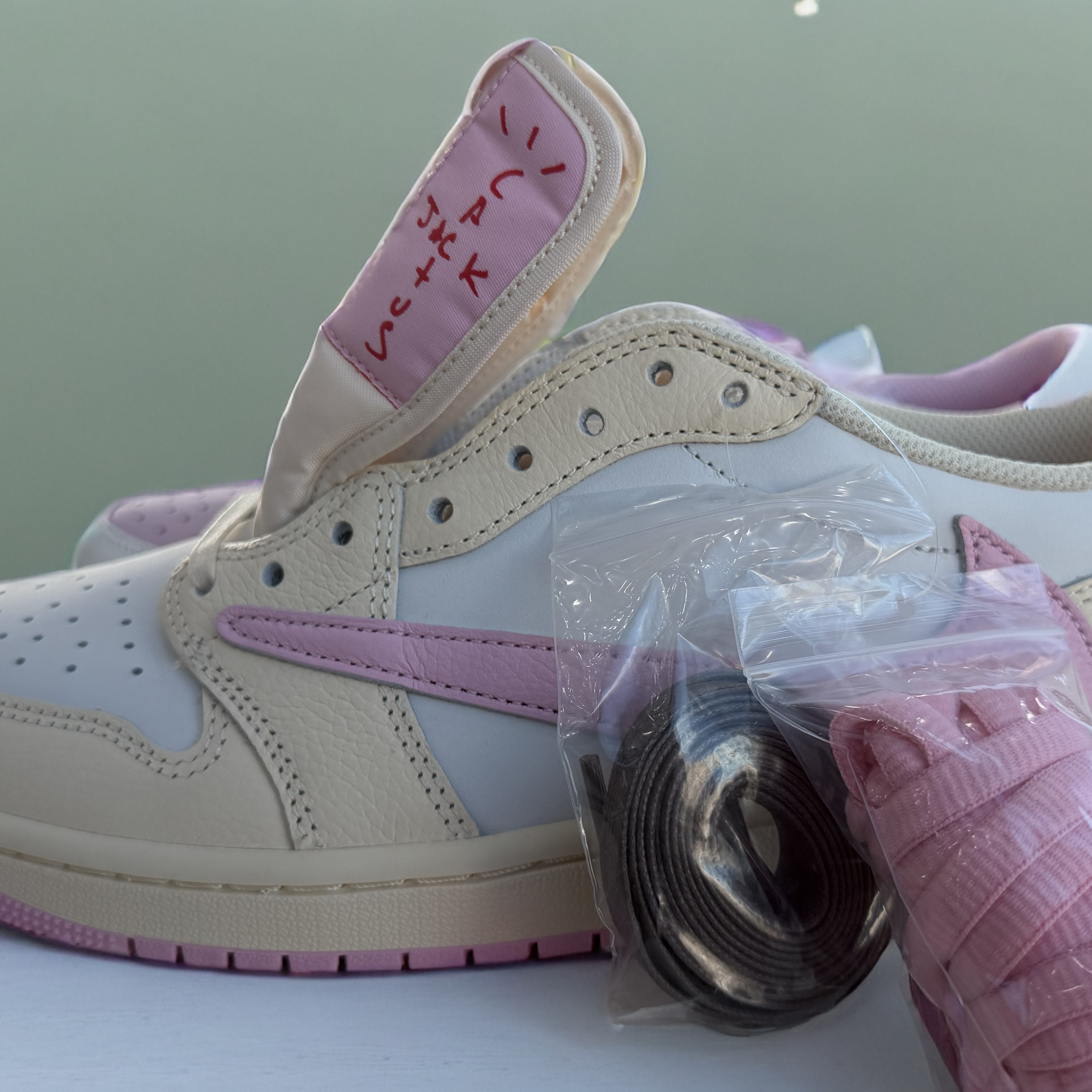 Jordan 1 x Travis Scott Retro Low OG SP Sail Tropical Pink, Jordan 1 x Travis Scott Retro Low OG SP Muslin Shy Pink 착용 스타일 - 7