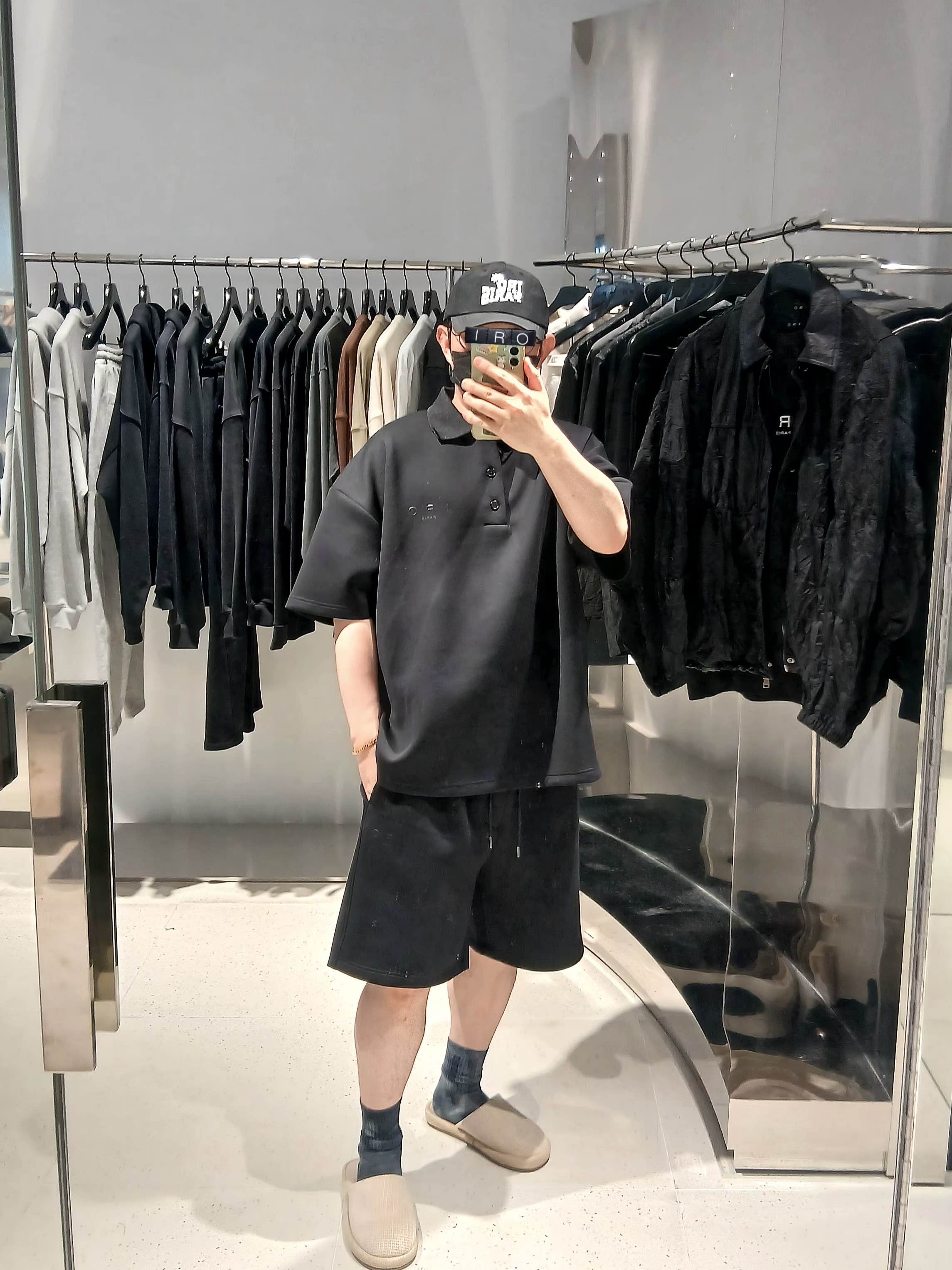 Iro Evasion Oversized Collar Short Sleeve Cushion T-Shirt Black, IRO Vibrio Banding Color-Block Long Bermuda Shorts Black 착용 스타일 - 1