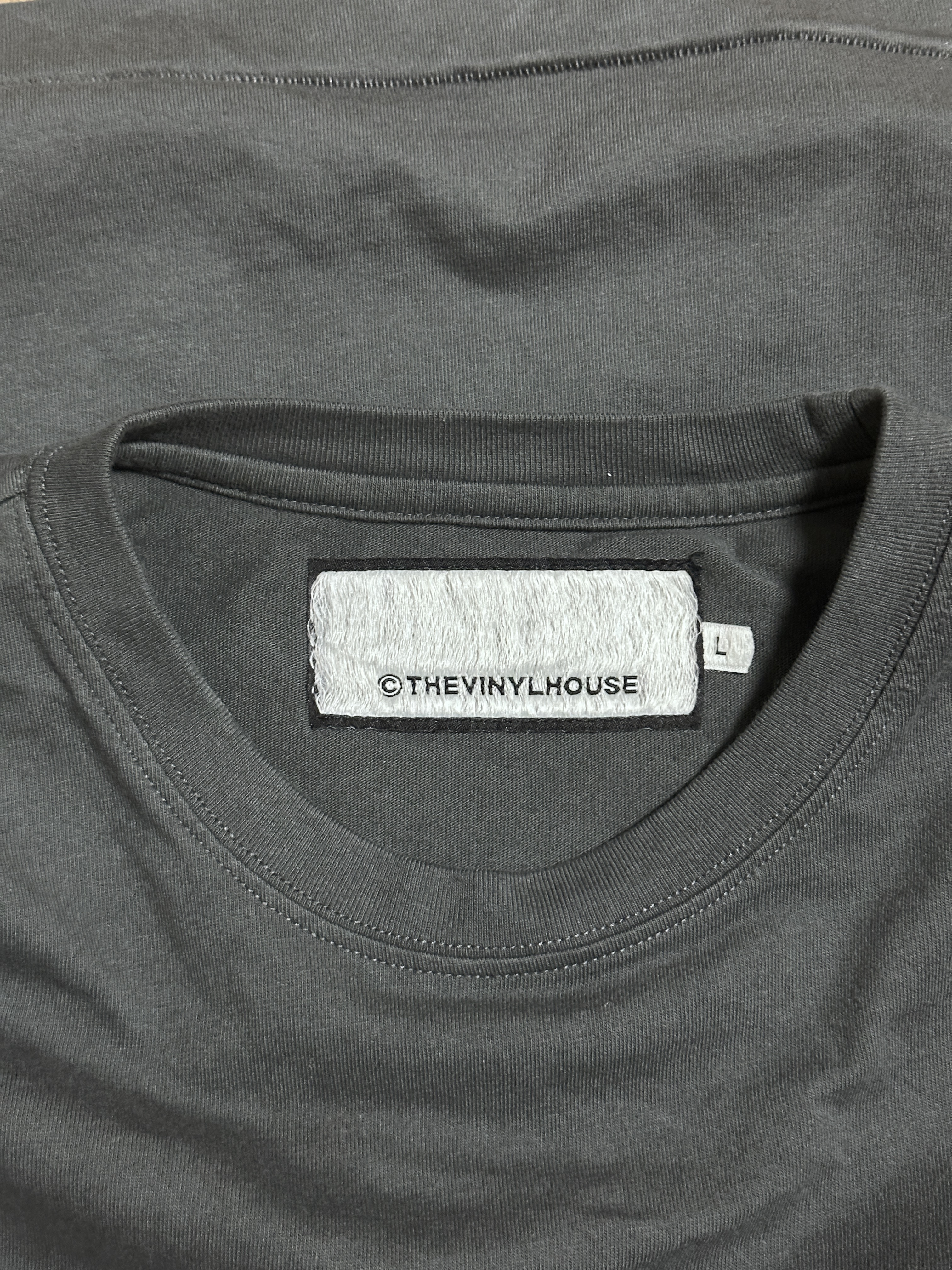 [KREAM 단독] Thevinylhouse Lucky House Tee Charcoal 착용 스타일 - 6