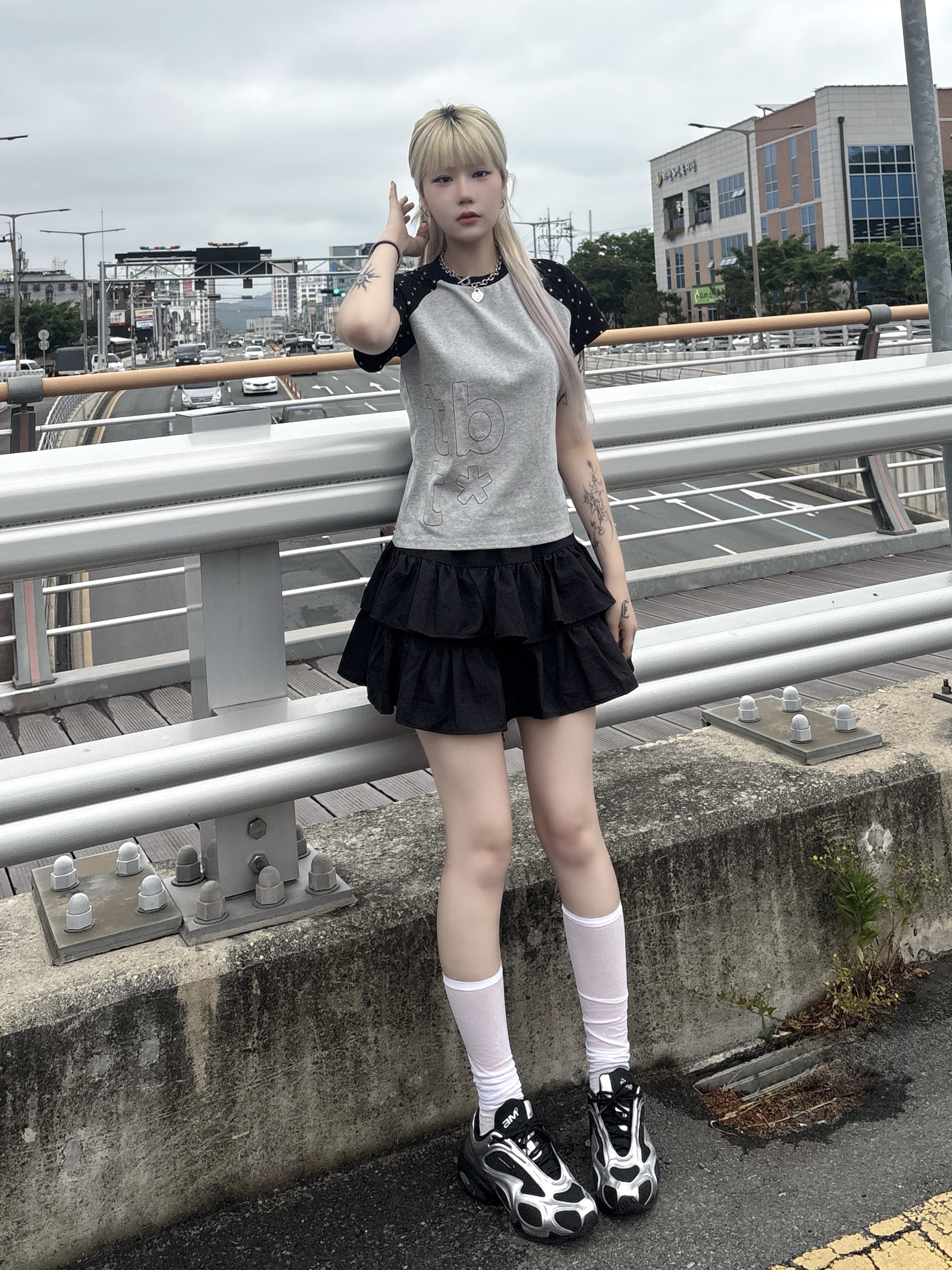 (W) Nike Air Max Muse Black and Metallic Silver 착용 스타일 - 2