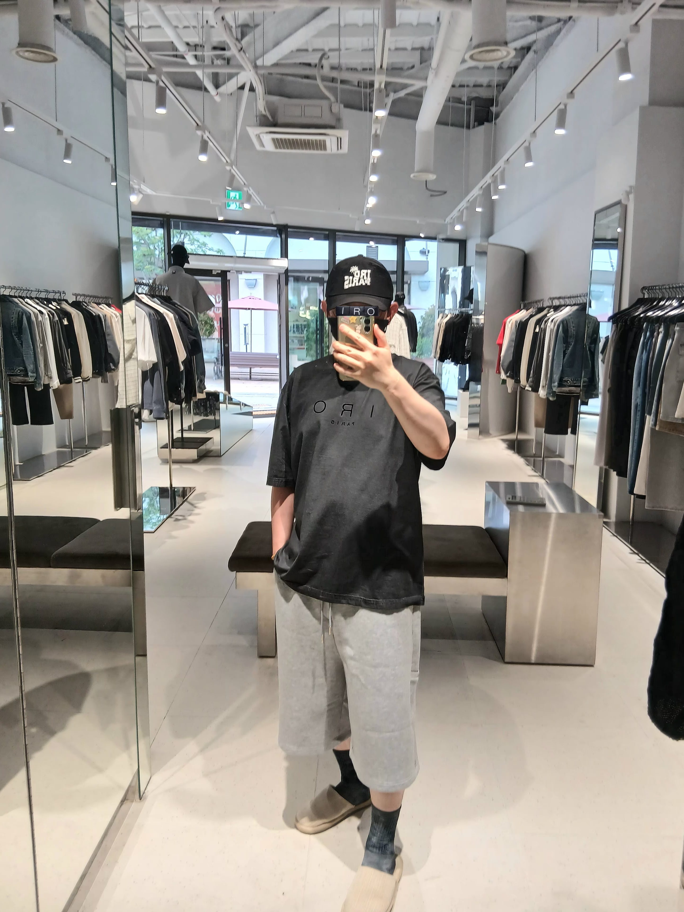 IRO Vibrio Banding Color-Block Long Bermuda Shorts Gray, Iro Corin Logo Cotton T-Shirt Gray 착용 스타일 - 2