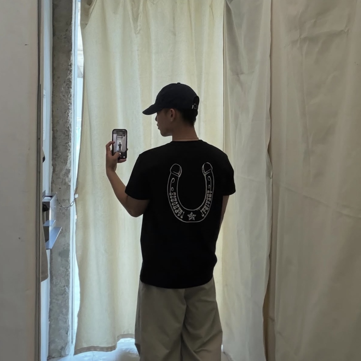 [KREAM 단독] Thevinylhouse Lucky House Tee Charcoal 착용 스타일 - 2