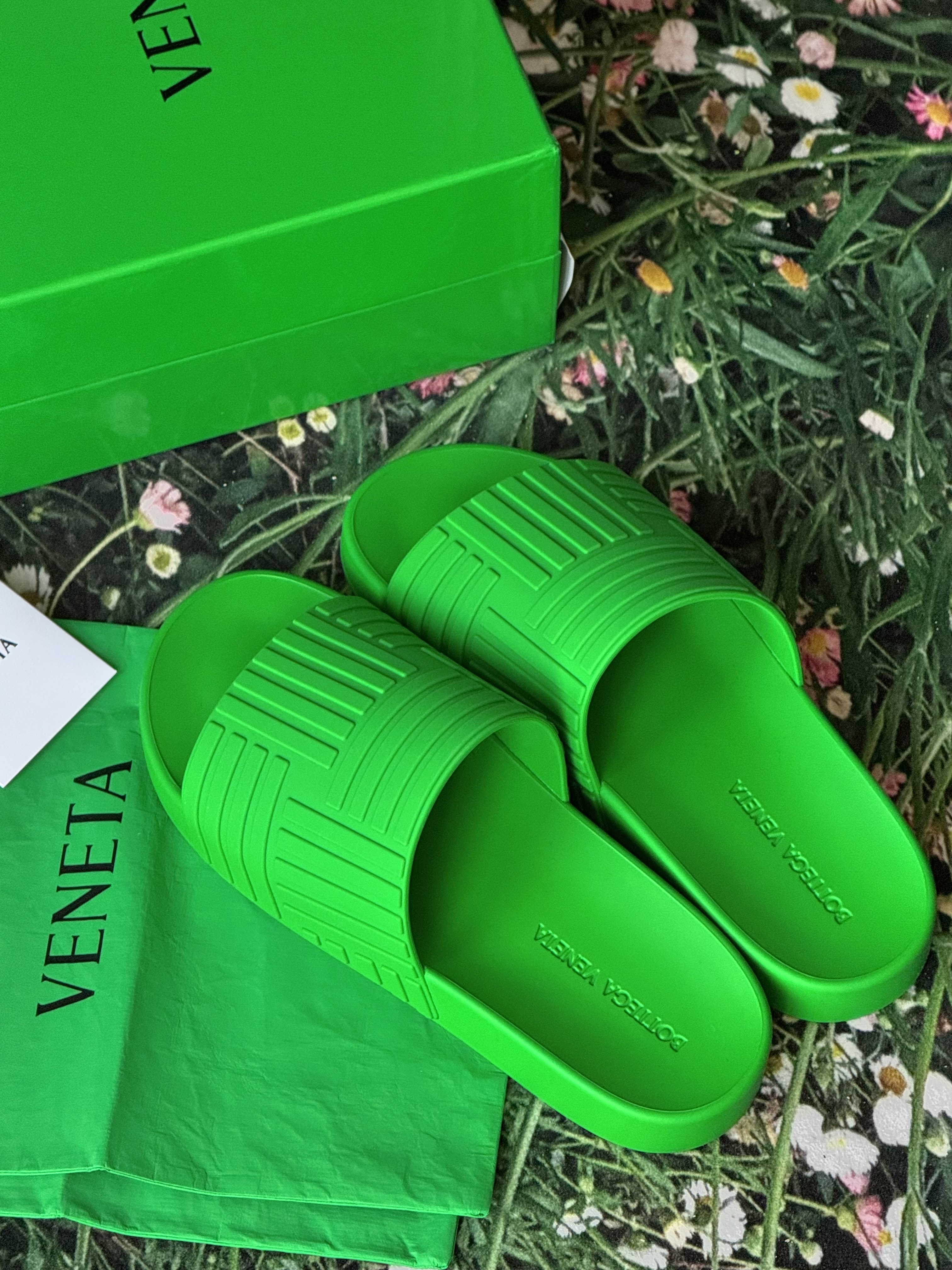 (W) Bottega Veneta Slider Parakeet, Bottega Veneta Rubber Slider Parakeet 착용 스타일 - 3