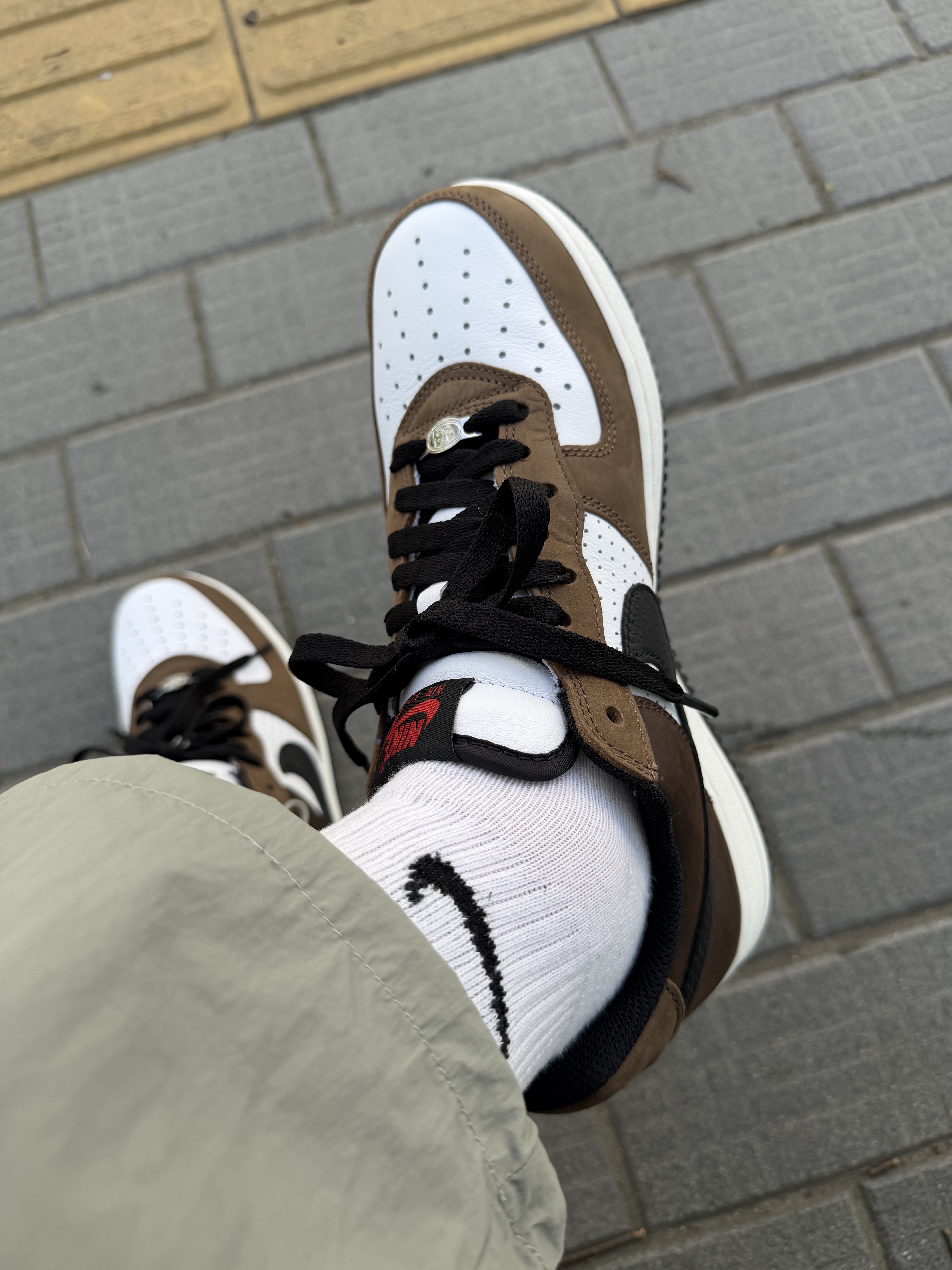 Nike Air Force 1 Low Retro White and Baroque Brown, MAX SIEDENTOPF Solo Exhibition 1인권 착용 스타일 - 3