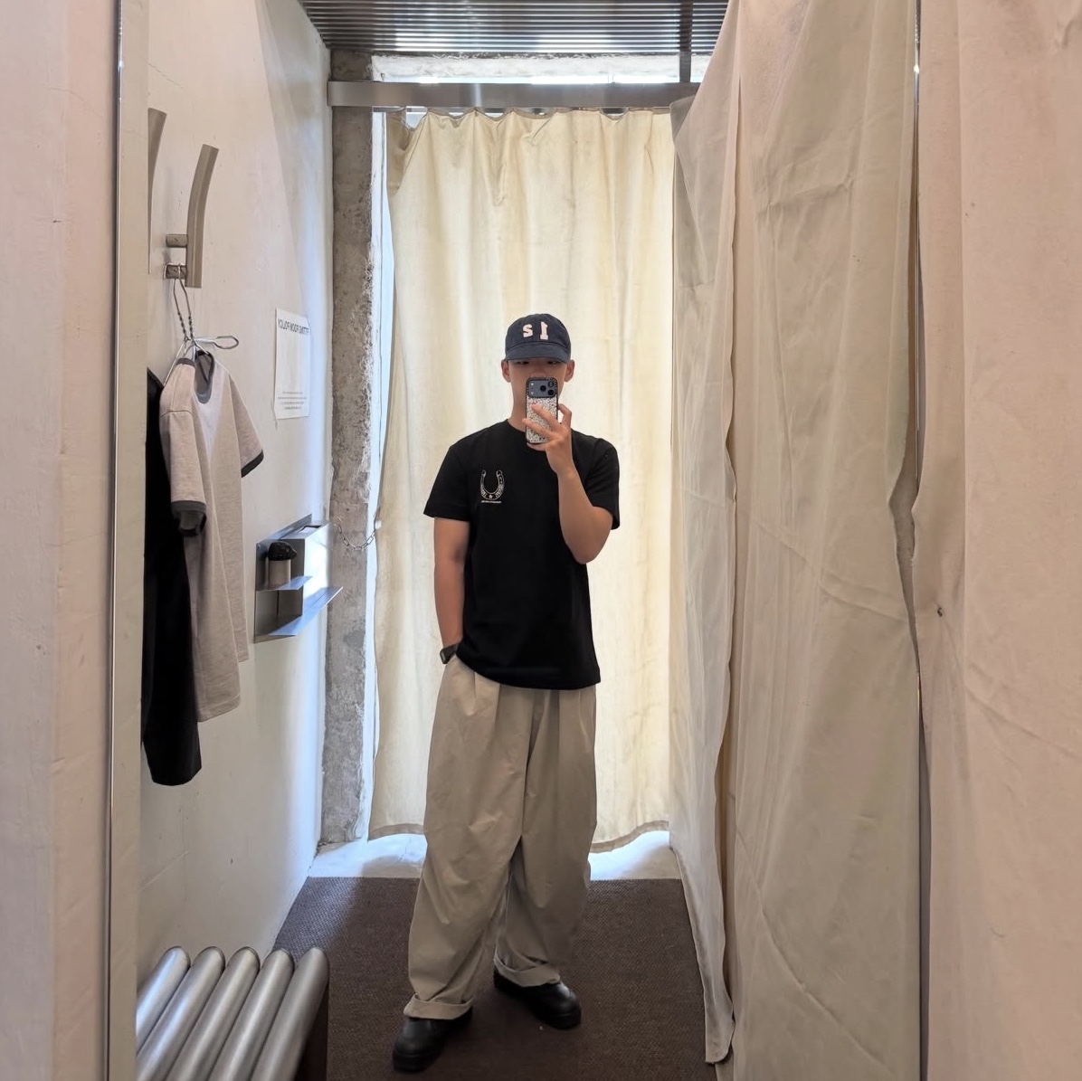 [KREAM 단독] Thevinylhouse Lucky House Tee Charcoal 착용 스타일 - 5