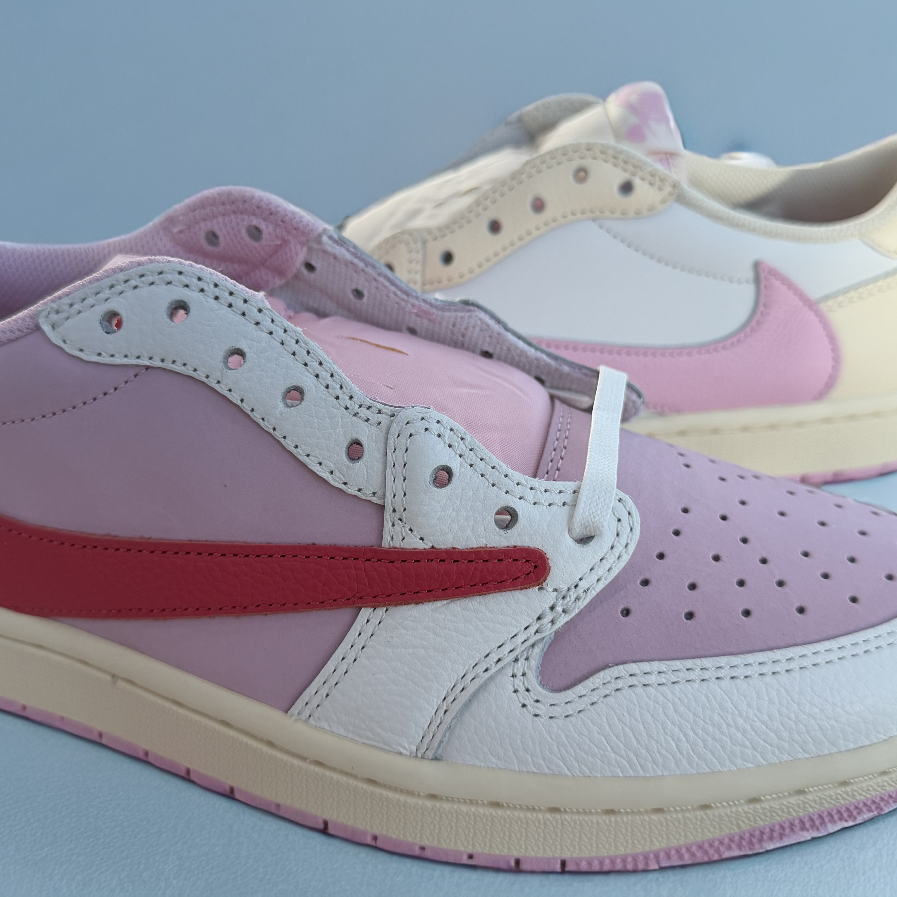 Jordan 1 x Travis Scott Retro Low OG SP Sail Tropical Pink, Jordan 1 x Travis Scott Retro Low OG SP Muslin Shy Pink 착용 스타일 - 4