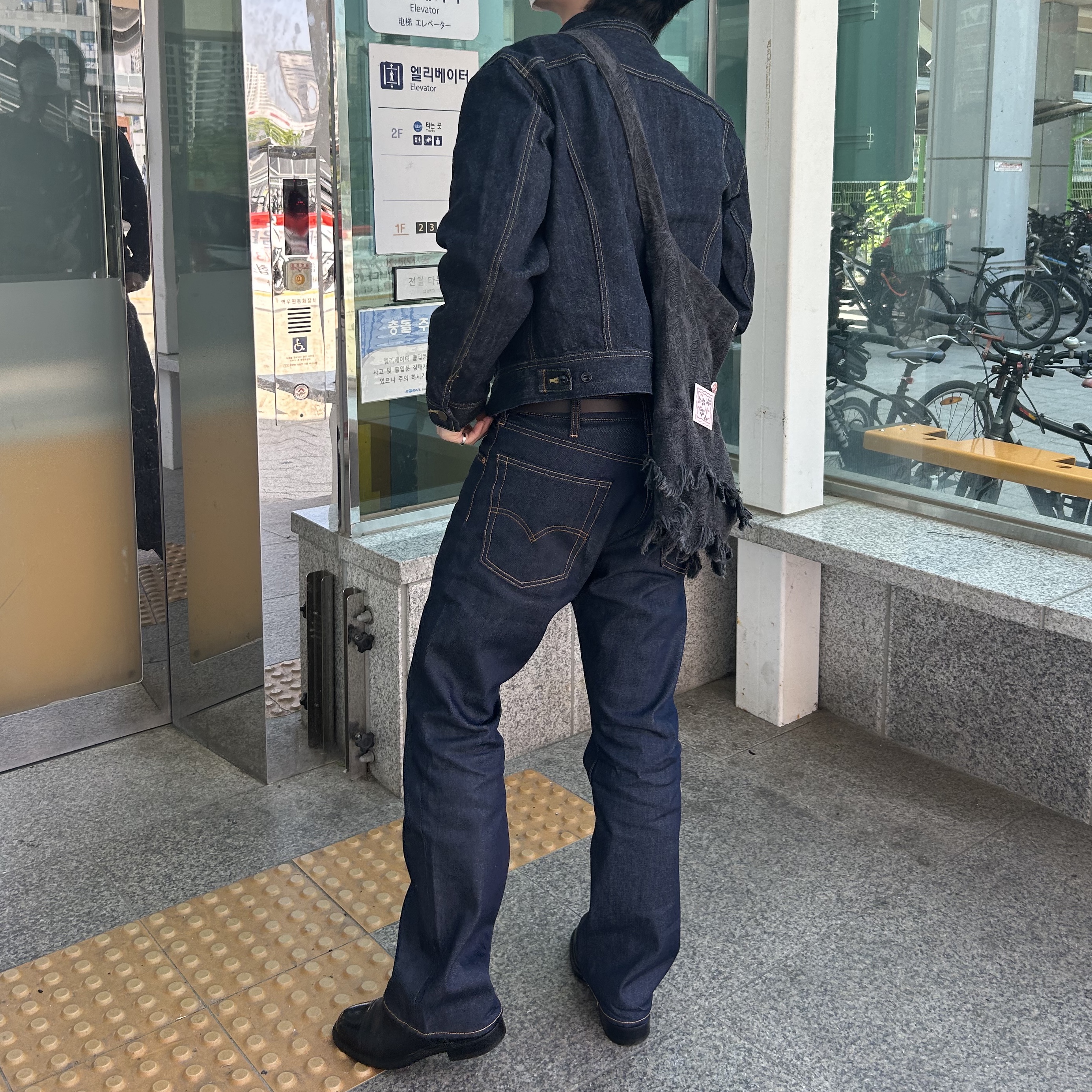 Kapital Denim Westerner Regular 14 oz. Indigo H/E, Kapital 12 oz. Magpie Denim Medicine Bag Large Black 착용 스타일