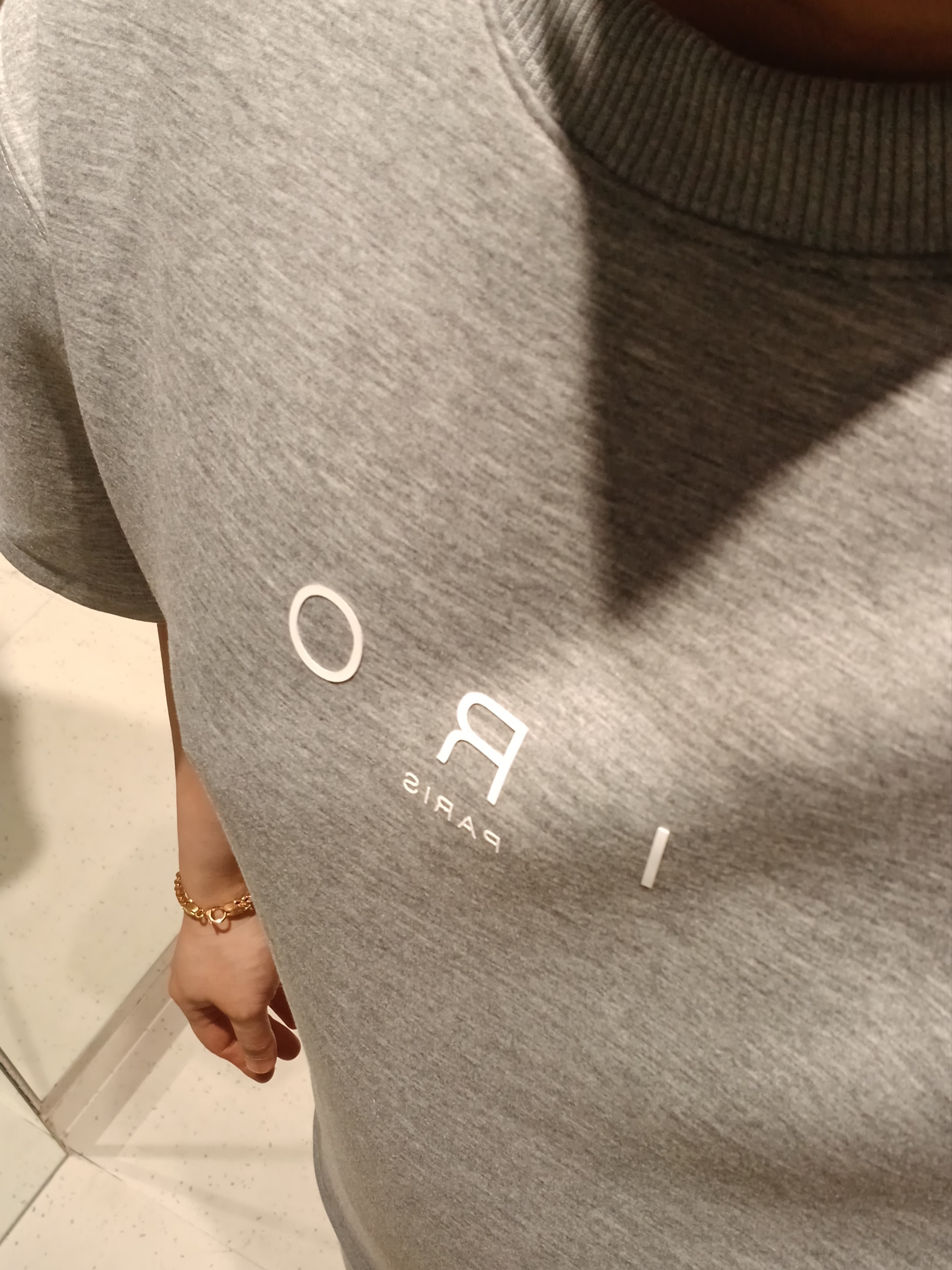 Iro Vasion Round Short Sleeve Cushion T-Shirt Gray, IRO Vibrio Banding Color-Block Long Bermuda Shorts Gray 착용 스타일 - 3