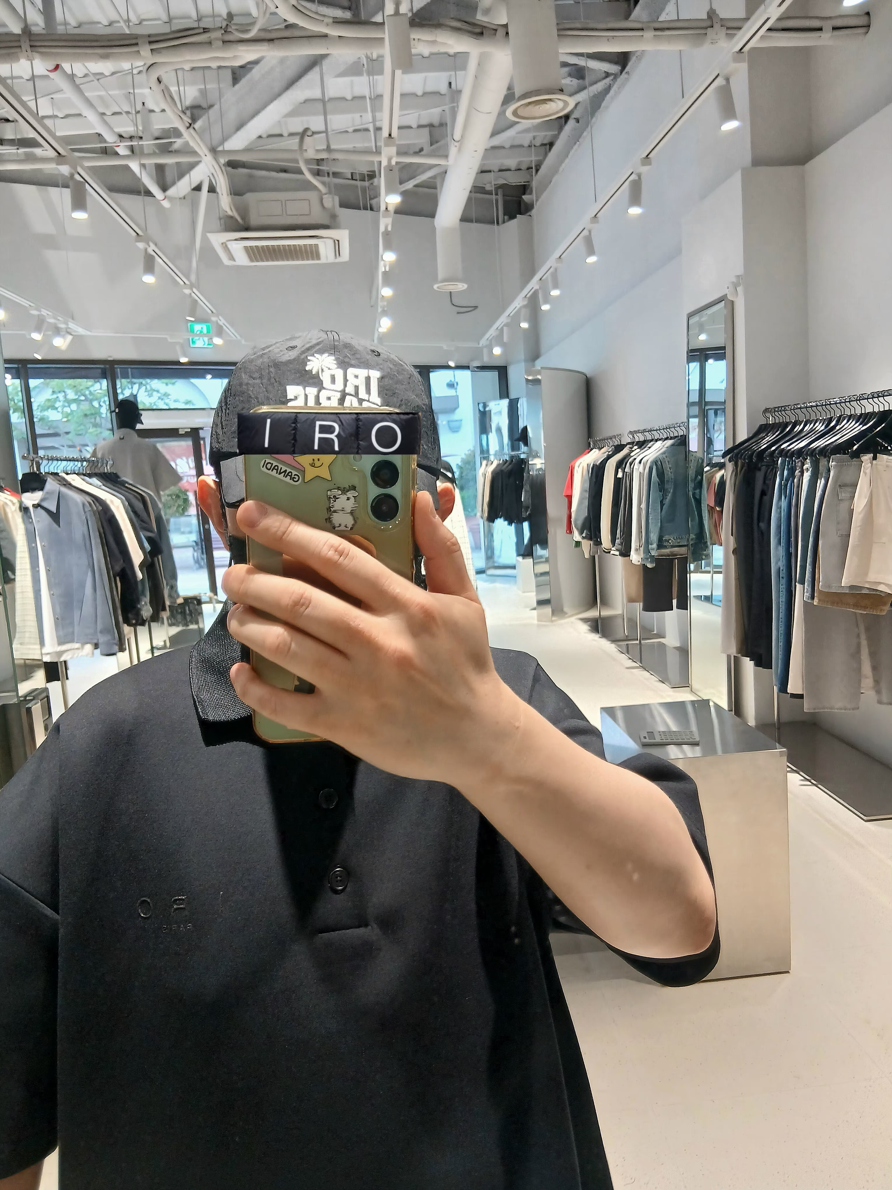 Iro Evasion Oversized Collar Short Sleeve Cushion T-Shirt Black, IRO Vibrio Banding Color-Block Long Bermuda Shorts Black 착용 스타일 - 7